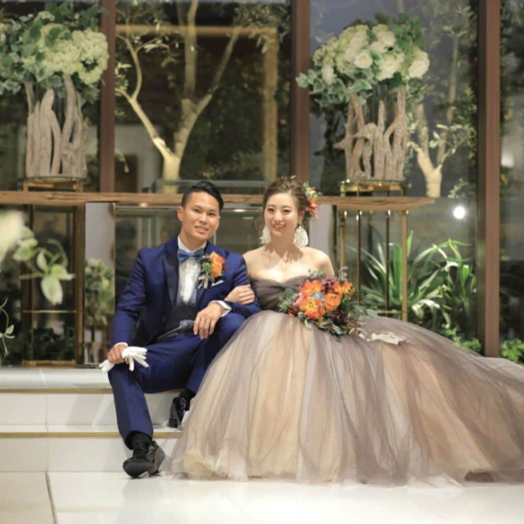 Wedding Park 公式のインスタグラム：「💐TODAY’s PICK UP ハナレポ💐  こんばんは！ ウエディングパークのハナレポ編集部です💁‍♀️  今日のピックアップは、 @k.cafeac12さまのハナレポ👰  遠方からのゲストも多くいらっしゃるということで アクセスやおもてなしには徹底的にこだわった！というお二人。 お色直しの時間も退屈してほしくない！と デザートビュッフェを行ったり、 再入場ではピンキーダンスを踊ったりと ゲストへの気持ちがたっぷり詰まった式だった様子が伝わります！ 雰囲気の全く違う、洋装前撮りと和装前撮りもとっても素敵です♡  ＜この式場を決めたポイント＞ アクセスも良く、ホテルも同じビル内にあること ナチュラルな会場に一目惚れ♡  💒この結婚式場を詳しく ラグナヴェール広島（広島） https://www.weddingpark.net/00001ea5/  💍この結婚式についてもっと詳しく ▼@k.cafeac12さまのハナレポ♡ https://www.weddingpark.net/hanarepo/8614/  ーーーーーー #ベストハナレポ にエントリーしよう👑  @weddingpark をフォロー ＋#ベストハナレポ をつけて 投稿してください♡  ベストハナレポに選ばれた花嫁さまは 月末に表彰投稿をさせていただいています♩  たくさんのご参加お待ちしています！  ーーーーーー #プレ花嫁 #式場探し#2020婚 #2021婚 #2020冬婚 #2021春婚 #ちーむ2020 #日本中のプレ花嫁さんと繋がりたい #結婚式 #結婚式準備 #結婚準備 #プロポーズ #ウエパ #ウエディングパーク#ハナレポ#ラグナヴェール広島 ーーーーーー"」