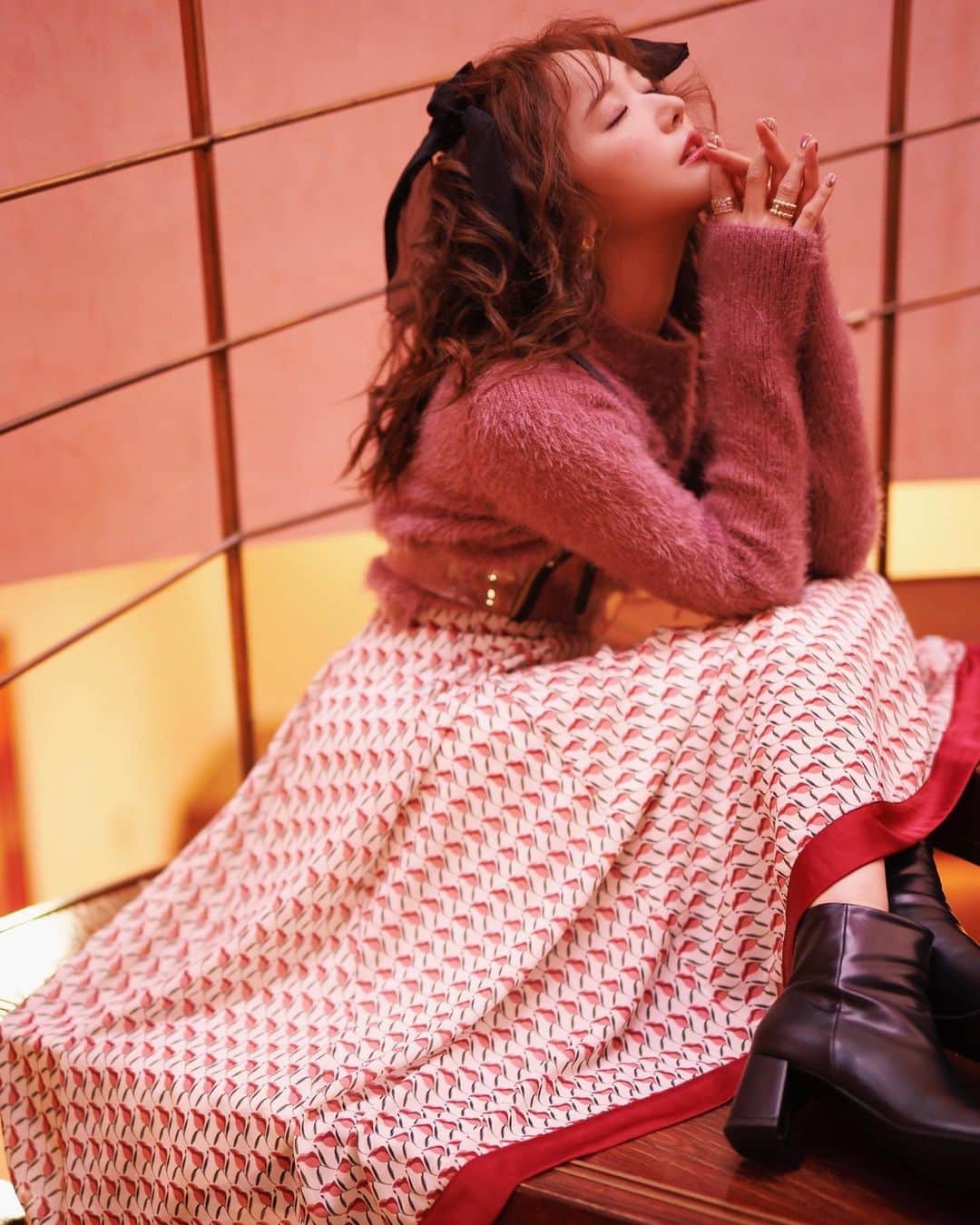 菅野結以さんのインスタグラム写真 - (菅野結以Instagram)「新作解説 ✔︎ @crayme_official ﻿ ﻿ ▫️Tulip Bicolor Skirt﻿ ﻿ 開花前のチューリップが並ぶ上質な柄シフォンに﻿ マットヴィンテージサテンの配色がポイント🌷﻿ ﻿ たっぷりとタックをいれて﻿ 上品で女性らしい、儚げな落ち感と﻿ 歩いたときのふんわりと美しいシルエットが自慢﻿ ﻿ シンプルなニットやスウェットに合わせるだけで﻿ ぐっとコーデ華やぐよ﻿ オールシーズン着れるから春夏はTシャツを合わせても☺︎﻿ ﻿ ▫️Shaggy Hole Knit﻿ ﻿ 触れたくなるやわらかな質感のシャギーニットは﻿ 胸上の切り込みがちらりと肌を覗かせて抜け感を生み﻿ 冬でも重たくならずさりげない色気が香ります﻿ ﻿ コンパクトなショート丈に裾はスリット入り﻿ やわらかく着心地もいい♡﻿ おんなのこの愛らしさ引き立てニット🧶﻿ ﻿ 全品送料無料&全品5%OFFのWキャンペーンは14日まで﻿ この機会にぜひCrayme,デビューしてね﻿ おきにいりの服ですてきなホリデーシーズンを🎁﻿ #crayme #echole #outfit #2020aw #knit #shaggy #chiffonskirt」12月10日 18時25分 - yui_kanno