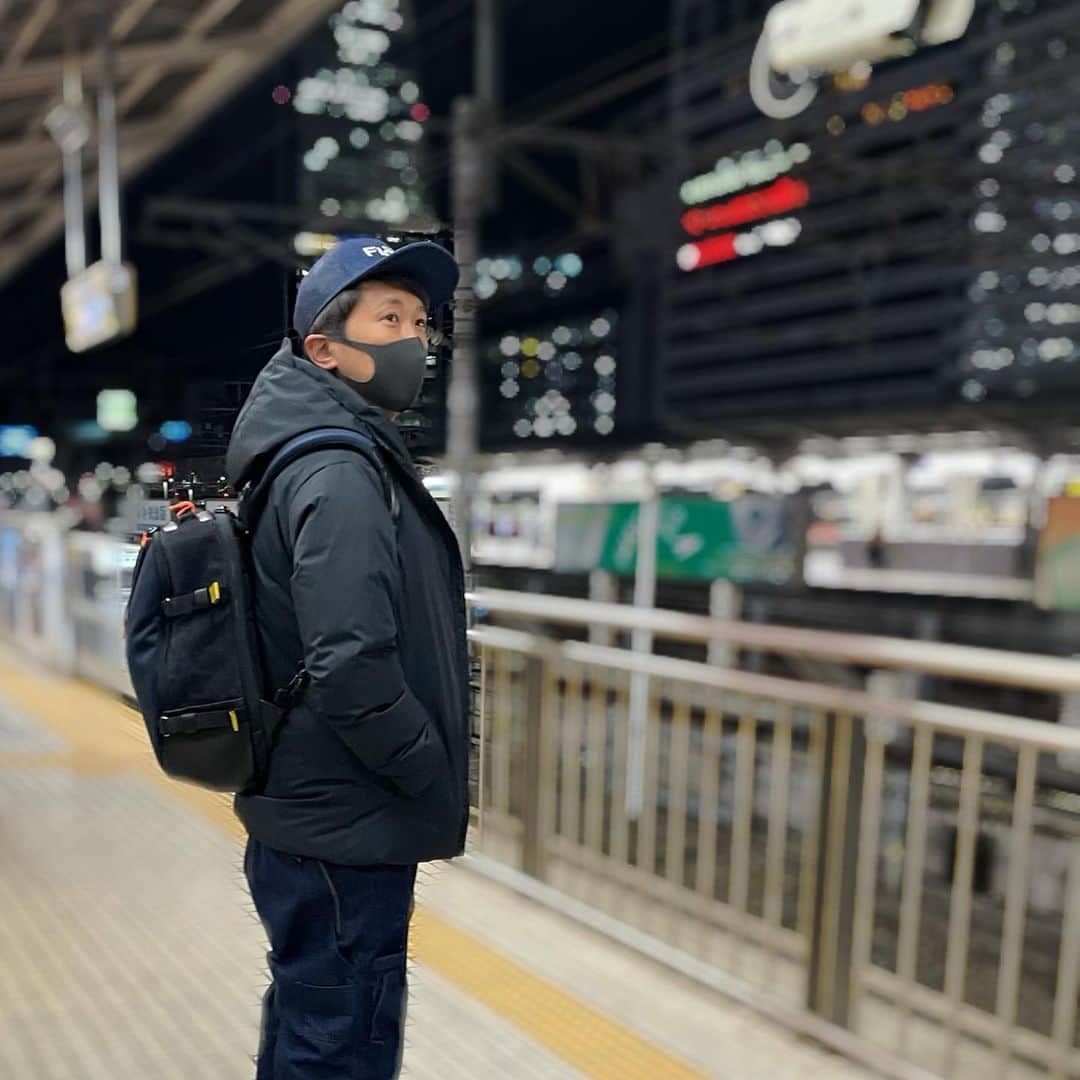 金子貴俊のインスタグラム：「NEWダウンジャケットがとってもあったかい！#fin_ch  のダウン👍 そして、NEWバッグ #katsuyukikodama  のリュック。 可愛い〜。」