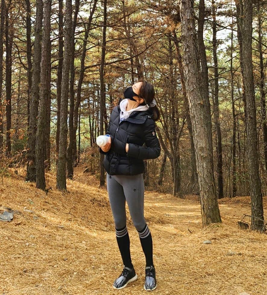 ユ・ハナのインスタグラム：「GET SKINNY  식탐이 많은 저는 먹는 족족 살이되는 건 피해야만 했기에 탄수화물과 지방이 분해되는 게 필요했구요, 잘 배출되는 것 역시 확인이 되야했죠^^   밥먹고나서 바로 물마시는게 당연한 게 된 것처럼 그때 바로 그냥 효소,겟스키니 같이 먹는거, 이게 습관이자 버릇같이 되었어요. ♡   스트레스받지말고 먹구, 겟스키니드세요  "아 요즘 많이 먹어서 몸무게늘었겠는데?" 하고 체중계위에 올라갔을때 생각보다 만족스런 체중을 만나실 수 있으실거에요👍  하루 두번 식후 작은 알 2정의 겟스키니  오늘부터 3일간 프롬하나에서  조금 덜 스트레스 받도록 최저가로 준비했어요😊 @fromhana111  롸잇나우 하루라도 빨리먹어욧 우리!!」
