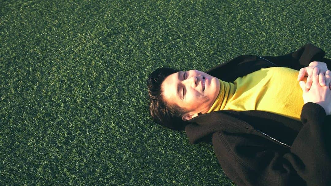 梅川壱ノ介（舞踊家）のインスタグラム：「𝐒𝐇𝐈𝐁𝐔𝐘𝐀 𝐒𝐊𝐘 ￣￣￣￣￣￣￣￣￣￣￣￣￣￣￣￣￣￣￣￣￣￣￣ 芝生って、気持ちいいよねー😉  #梅川壱ノ介 #日本舞踊 #舞踊家 #伝統芸能 #日本文化 #にほん #伝統美 #日本の四季 #日本の美 #自然 #芝生 #少し休憩 #渋谷スカイ #渋谷 #東京 #屋上」