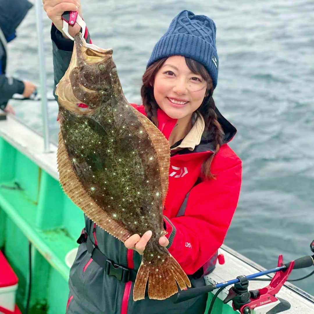 晴山由梨さんのインスタグラム写真 - (晴山由梨Instagram)「大洗からヒラメ釣りに行ってきました！ どれも肉厚だった〜✨  冷えた体にラーメンが染みるね🥺 ---------------- ロッド：極鋭 コンセプトゲーム L H-225AGS リール：SEABORG 200J ライン：Seaguar PEX8 2.0号  #茨城 #大洗 #昭永丸 #寒ヒラメ #ヒラメ #ヒラメ釣り #船釣り #海釣り#沖釣り #エサ釣り #イワシの泳がせ #ゴアテックス #goretex  #晴山由梨 #fish #fishing #daiwa #Seaguar #lovefishing  #fishinglife #fishingdaily #fishingtrip  #angler #fishingphotography #boatfishing」12月10日 18時32分 - hareyama_yuri