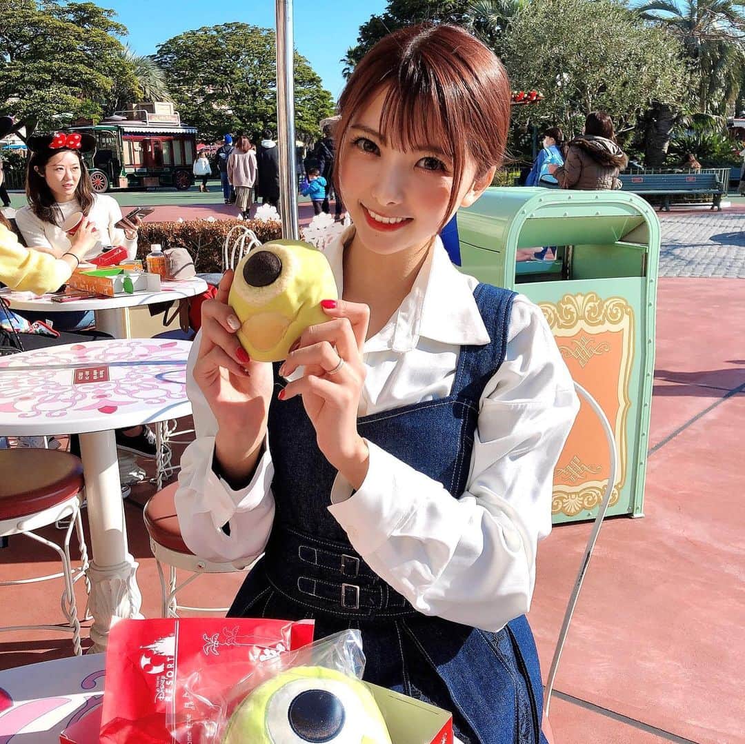 岡田栞奈のインスタグラム：「朝ごはんにマイクメロンパン🍈  しあわせ〜💗💗💗 #ディズニーランド #グルメ #ディズニー #美女と野獣 #ベルコーデ #disneyland #disney」