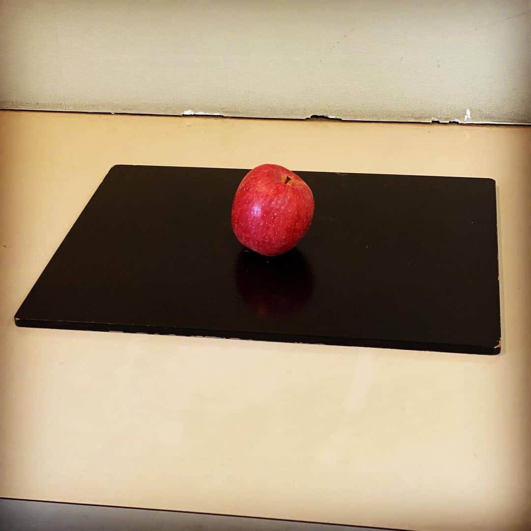 有吉弘行さんのインスタグラム写真 - (有吉弘行Instagram)「シソンヌのじろう氏から寄贈された貴重な青森の林檎です。」12月10日 18時33分 - ariyoshihiroiki