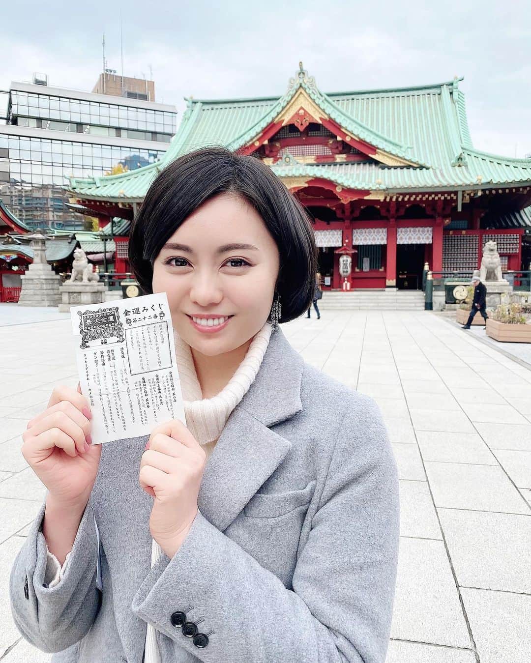 瀧口友里奈のインスタグラム：「・ ロケで訪れた神田明神⛩✨ ・ 大手町や丸の内を氏子区域（うじこくいき）に持ち、都心の仕事運と商売繁盛を祈願する上では欠かせない神社とのことで、みんなで金運のおみくじを引いてみました❕ ・ 思いがけず《最大金運》のくじを引いて、すごく喜んでしまいました😂笑 ・ 「靴を磨け」「率先して掃除せよ」と、納得の現実的なアドバイスがたくさん書いてあり🙏🏻 年末の大掃除を頑張るモチベーションになりそうです。笑 ・ 身の回りをリニューアルして、気持ち良く年末年始を迎えたいですね☺️✨ ・ ・ #神田明神 #おみくじ #ご利益 ありますように🙏🏻 #神社参拝 #神社 #参拝 #神社巡り #神社好きな人と繋がりたい #大掃除 #年末大掃除 #kandamyojin #shrine #tokyoshrine #tokyo #tokyolife #tokyolifestyle#babylone #アナウンサー衣装 #アナウンサーコーデ #大人カジュアル #大人コーデ #上品コーデ #タートルネックニット#大人ボブ #大人ショート #タートルネック #アナウンサー #キャスター #セントフォース #瀧口友里奈」