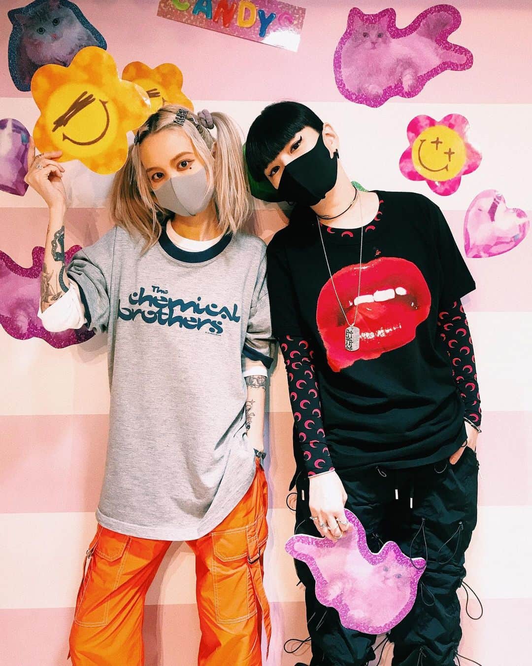 板橋よしえのインスタグラム：「. 2021 SPRING COLLECTIONの展示会が終了しました～🌼 今回は数年ぶりにガーリー多めなコレクション！ どうかなあ･･･大丈夫かなあ･･･とドキドキしていたのですが、ご来場頂いたみなさまの楽しそうなお顔をみて、うれしかったです🥲 忙しい時期の展示会に足を運んでくださったみなさま。 ありがとうございましたーっっっ❤️ #candystripper  #大量のたい焼きといちご大福を差し入れに持って現れた @akimoto_kozue & @erikonakao_tokyo ちゃん❣️」