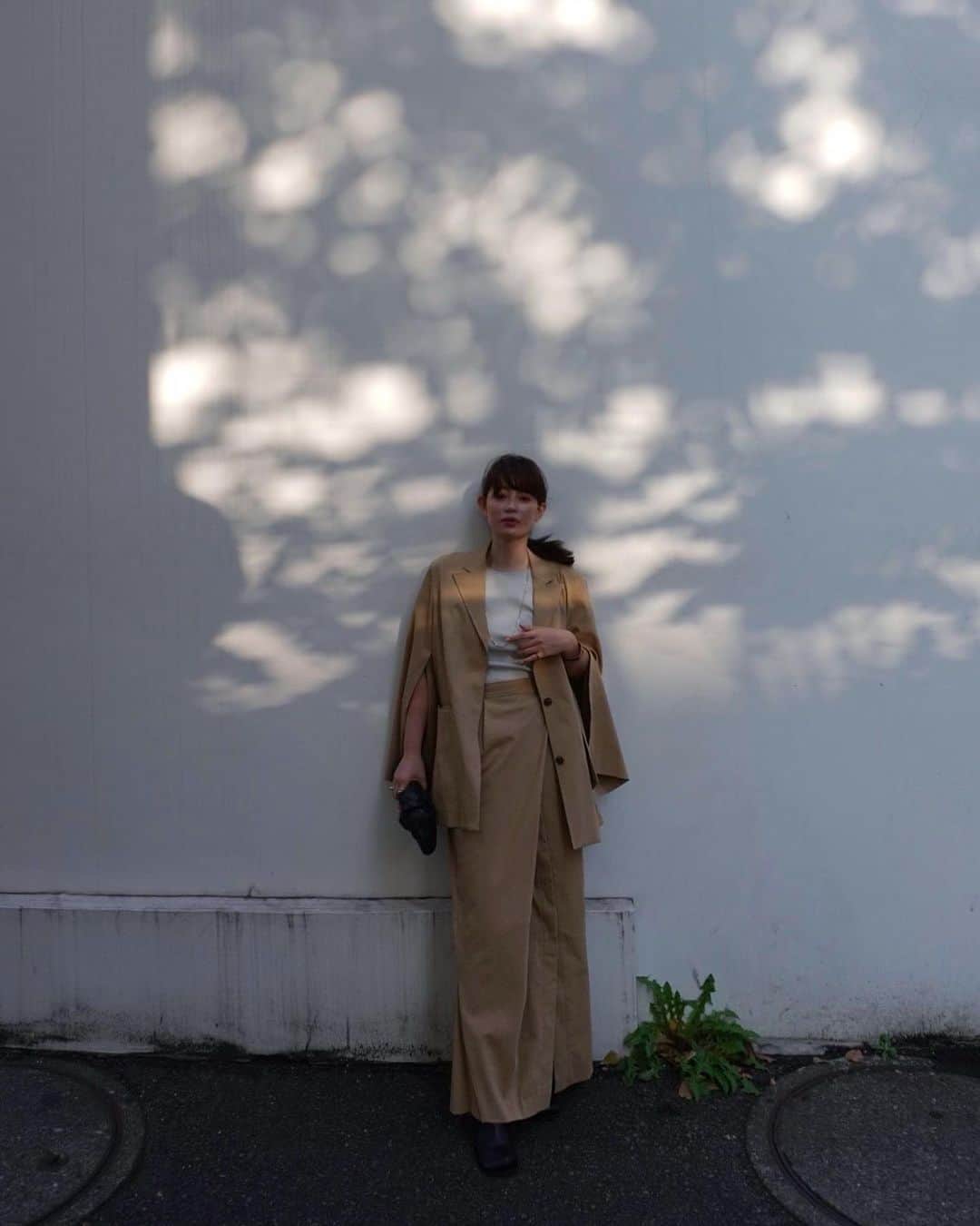JUNNAのインスタグラム：「いよいよ19時　@etretokyo  2021 Spring collection 発売開始となります🤍  只今ストーリーズでQ&Aもしています！  ご質問があれば...🤍 できるだけ沢山のご質問にお答えします💪  【先行受注】  @etretokyo  #2021ETRE_ss   2021Springの中でも特に気に入っている セットアップ  ✔️スリットスリーブジャケット ✔️デザインラップロングスカート  Beige/Navy の2色展開です  2021Collectionでご好評いただいた スリットスリーブが進化してジャケットに...  スカートはスリット有り、無し、ボタンを留める位置でシルエットを変えて楽しめるもの  スリットはボタンで調節できるので ボタンを全て留めるてスリット無しのスカートにもなります◎  🌿2021 SPRING COLLECTION PRE ORDER  ⚪️ONLINE STORE 12/10(木)19:00 -12/17(木)12:00PM  ⚪️LUMINE SHINJUKU 12/10(木) -12/16(水)  #etretokyo #春服 #春#春コーデ#春メイク#ベージュ#ベージュコーデ #156cm#bottegaveneta#YouTube#21SS」