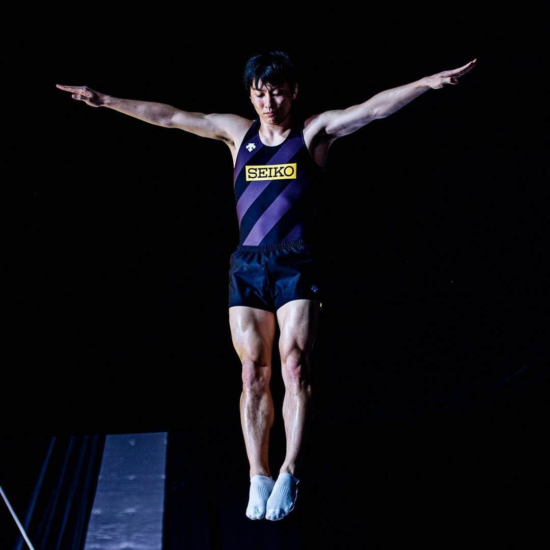 のインスタグラム：「【#棟朝銀河 選手情報🤸‍♀️】  #Seiko の棟朝銀河選手が12/11-13にて開催される「2020川崎トランポリンジャパンオープン」に出場します💪！  棟朝選手は12/2（土）からの出場となります😊！  YouTubeでのLive配信もございますので、熱い応援をよろしくお願いします📣🔥 https://www.jpn-gym.or.jp/trampoline/event/30605/  -Photo by Atsushi Kondo- #棟朝銀河 #teamseiko #Seiko #descente #セイコー #社員アスリート #社員 #トランポリン #スポーツ #TIMEIT #sports #beautiful #trampoline #high #higher #galaxy #jump #training #トレーニング #athlete #アスリート社員 #アスリート #muscle」