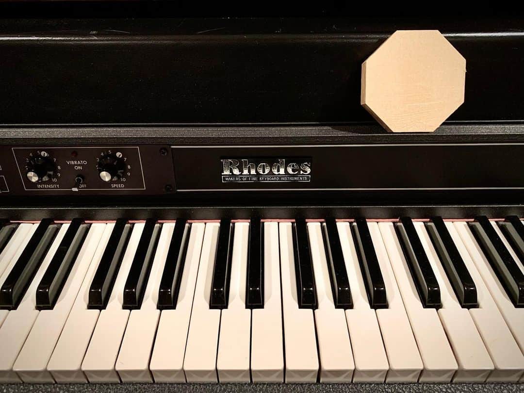 のインスタグラム：「ただいま。 Rhodesの元に帰って来ました。  お見舞いやメッセージをいただいた皆さま、本当にありがとうございます。ずっと健康に過ごして来て、初めての入院、再発、入院、、、この数ヶ月色々ありましたが、肉体的にも精神的にも以前より軽くなった気がします。 ご心配をお掛けしましたが、おかげさまで本日予定よりも早く退院できました。  退院後早速ですが、新作7インチのリリースが決まっています。既に予約もスタートしてるので、どうぞよろしくお願い申し上げます。https://bit.ly/2LhNzAR」