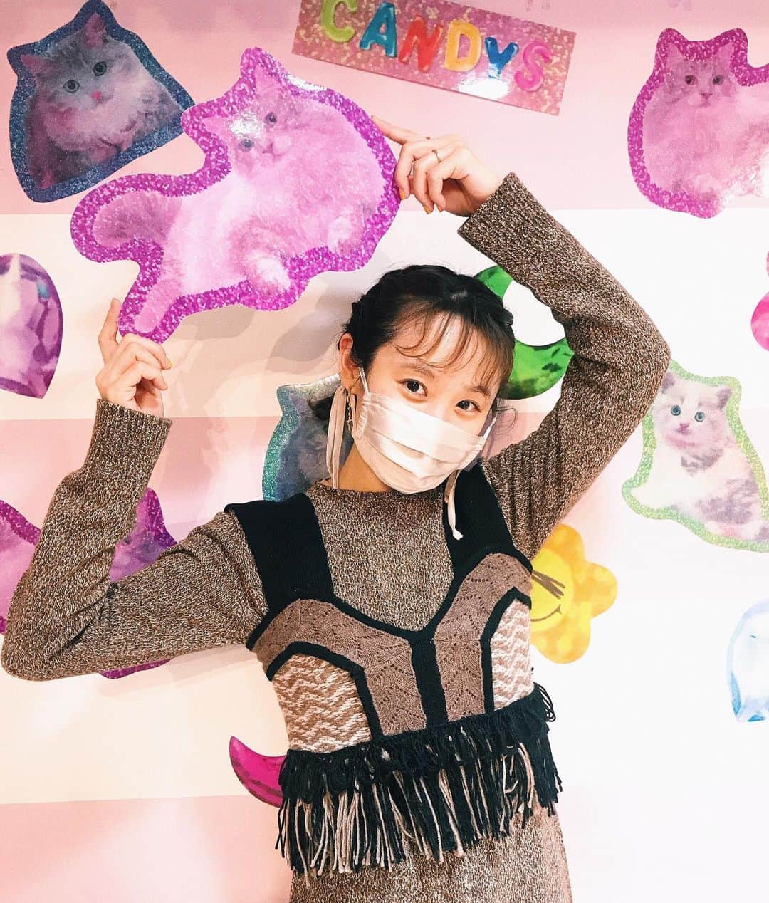 板橋よしえのインスタグラム：「. 2021 SPRING COLLECTIONの展示会が終了しました～🌼 今回は数年ぶりにガーリー多めなコレクション！ どうかなあ･･･大丈夫かなあ･･･とドキドキしていたのですが、ご来場頂いたみなさまの楽しそうなお顔をみて、うれしかったです🥲 忙しい時期の展示会に足を運んでくださったみなさま。 ありがとうございましたーっっっ❤️ #candystripper  @i_am_takahashi 心意気が男前な愛ちゃんと真面目に  #感謝 について語り合った😌❣️」
