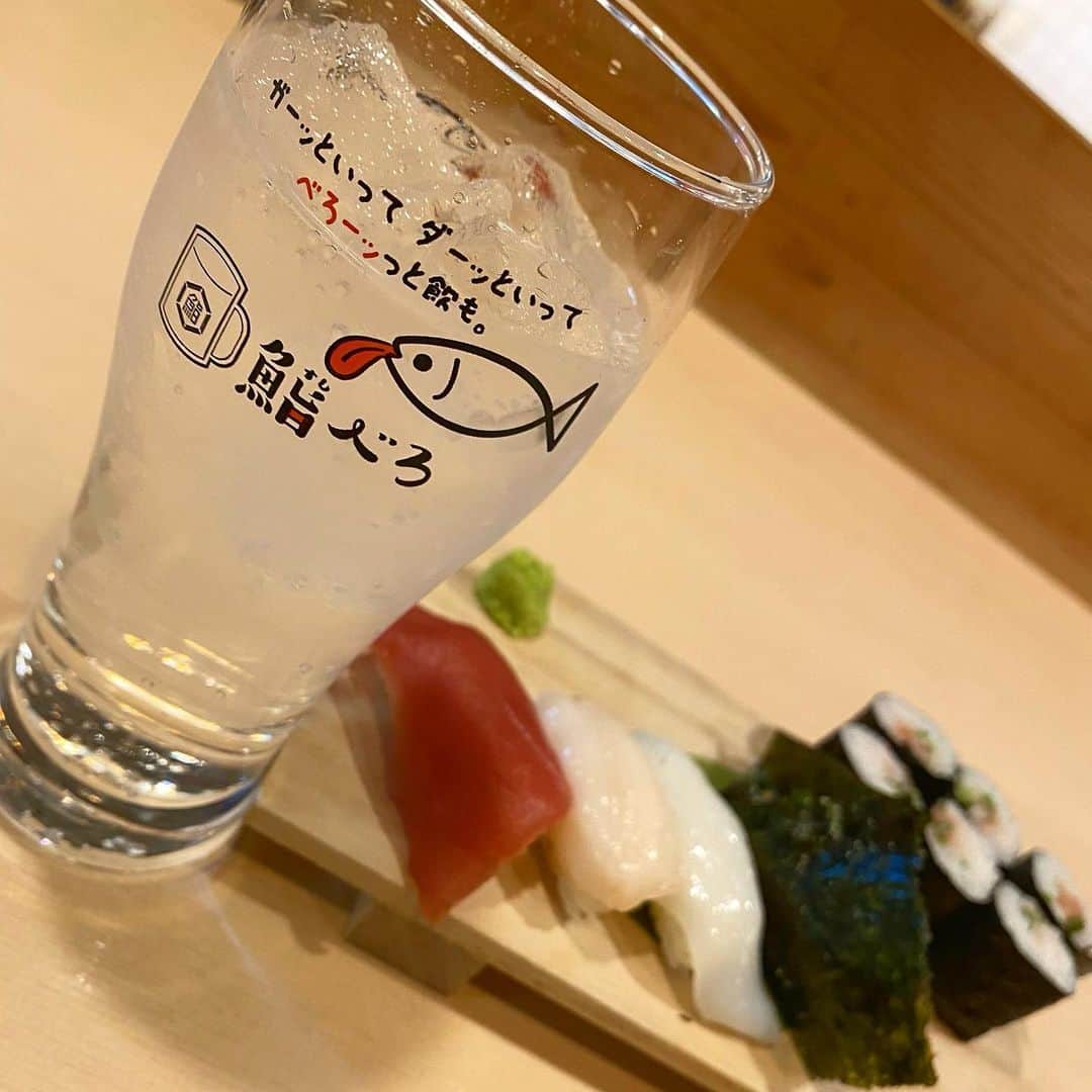 北海道 知床漁場 近鉄奈良駅前店のインスタグラム：「みなさんこんばんは🌜 日に日に寒さが厳しくなっていますが、いかがお過ごしでしょうか❓ 体調にはくれぐれもお気をつけください😥  鮨ベろ近鉄奈良駅前店では、毎日元気に営業しております😁🍣 美味しいお酒や、美味しいお寿司をはじめとしたお料理を食べて、明日への活力をつけてみてはいかがでしょうか💪🏻  また当店のレトロなグラスに入っているレモンサワーは、インスタ映えすること間違いなし😳  ご来店をスタッフ一同心よりお待ちしております🐟🐠🐡  #鮨べろ #鮨 #寿司 #握り寿司 #食スタグラム #飲酒タグラム #寿司スタグラム #インスタグルメ #グルメ部 #居酒屋 #居酒屋巡り #居酒屋ごはん #ネオ大衆酒場 #ダサレモンサワー #レトログラス」