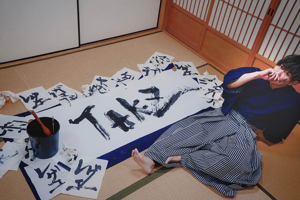 TAK-Zのインスタグラム：「day1 📽🤍 #お前はレゲエじゃない #MusicVideo  #へたくそな習字」