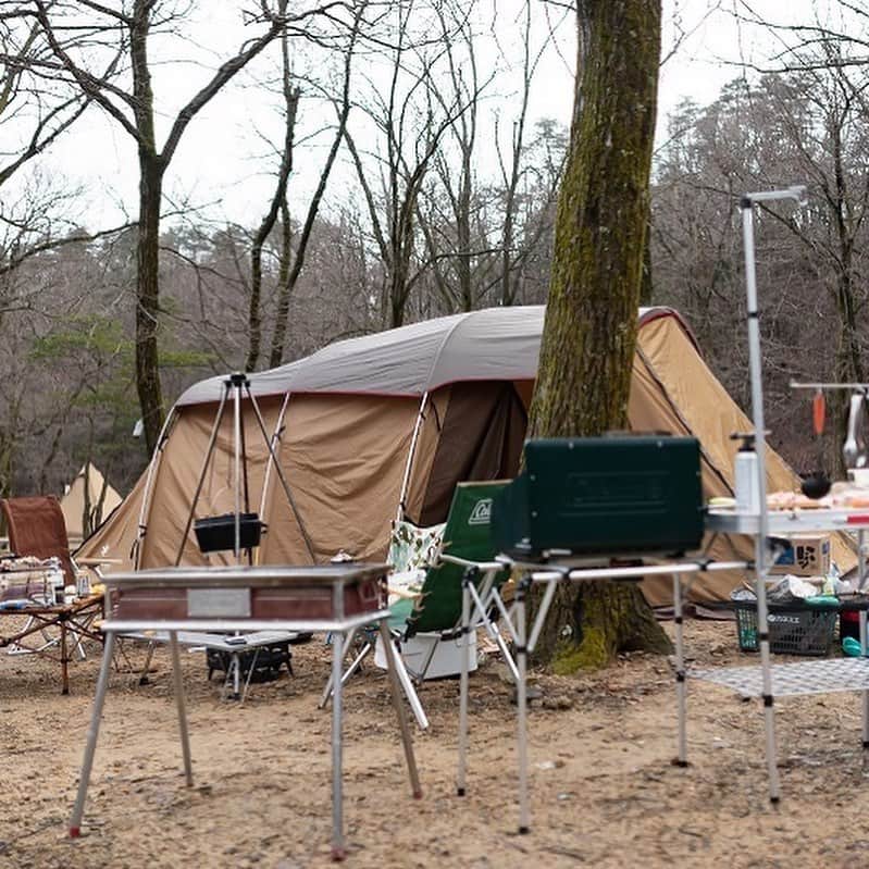 キャンプ情報サイト［ランタン］さんのインスタグラム写真 - (キャンプ情報サイト［ランタン］Instagram)「CAMP SMILE STYLE ／ 同級生と思い出の地で おしゃれキャンプ  ＼ いろんなキャンパーのキャンプスタイルを現地取材と一般キャンパーからの投稿で数多く掲載してます。 . . 詳しくは @lantern.camp webサイトをご覧ください . . #camp #camping #outdoor #travel #trip #lantern_smile #nature #キャンプ #キャンプ用品 #アウトドア #テント #自然 #旅行 #キャンプ初心者 #キャンプ好きな人と繋がりたい #キャンプスタイル #LANTERN #キャンプギア #こだわりキャンプギア #naturetones #ネイチャートーンズ #ネイチャートーンズ_焚き火台 #焚き火台 #ダッチオーブン #トライポッド #冬キャンプ #グループキャンプ #マキノ高原キャンプ場」12月10日 18時44分 - lantern.camp