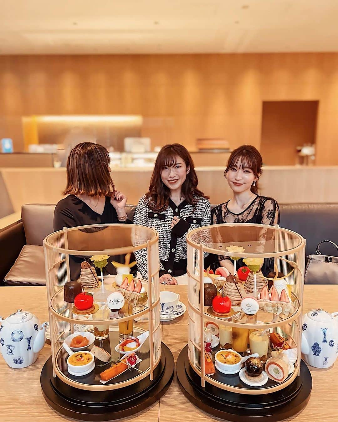 l.lily1013さんのインスタグラム写真 - (l.lily1013Instagram)「𝑇ℎ𝑒 𝑐𝑎𝑝𝑖𝑡𝑜𝑙 𝑡𝑜𝑘𝑦𝑜 𝑡𝑜𝑘𝑦𝑢.  予約3ヶ月待ちの　@thecapitolhoteltokyu のアフタヌーンティー🧸  @rococo39 @ucmsan1205 と行ってきました✨  今年は忘年会で外に飲みに行くことも辞めたから、 ホテルランチやアフタヌーンティーで今年1年の労いを自分に😊✨  コーデはかしこまった雰囲気にいいかなってツイードカーディガンにタイトスカート☺️✨  なんかキム秘書見すぎたのか影響されたコーデ😂  ツイードもタイトスカートも大好きだし着回ししよっと❤  tops&bottoms @dholic_official   #きれいめカジュアル#きれいめコーデ#冬コーデ#秋コーデ#カジュアルコーデ#大人コーデ #ママコーデ#秋コーデ#デートコーデ #大人カジュアル #30代ファッション #30代コーデ#アフタヌーンティー#アフタヌーンティー巡り #アフタヌーンティーセット #afternoontea #東京ホテル #東京グルメ #ホテル女子会 #ホテルランチ #dholic #dholicsnap #tokyocovergirls #東京女子部#locari」12月10日 18時46分 - l.lily1013