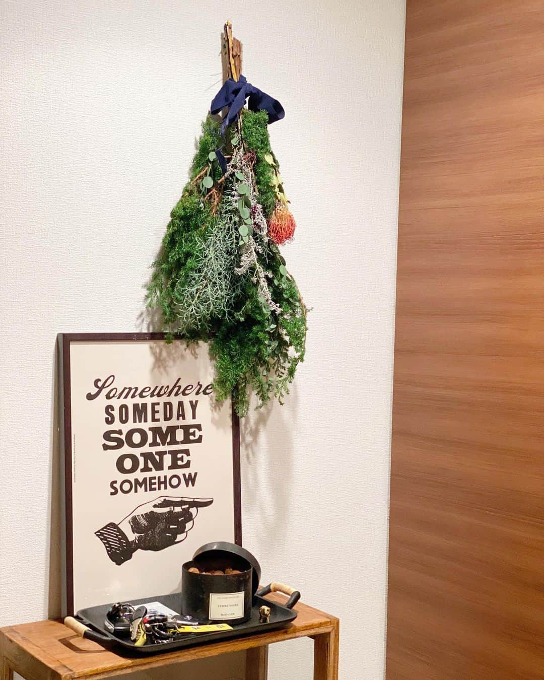 野崎玲欧奈さんのインスタグラム写真 - (野崎玲欧奈Instagram)「ＣＨＲＩＳＴＭＡＳ　ＭＯＯＤ . 素敵なクリスマスギフトが届いて 玄関が一気にクリスマスムードに🎄✨ . 嬉しいなぁ〜❤️ . . #ゆかりちゃんありがとう❤️ #christmasswag #christmas #クリスマススワッグ」12月10日 18時51分 - reonanozaki