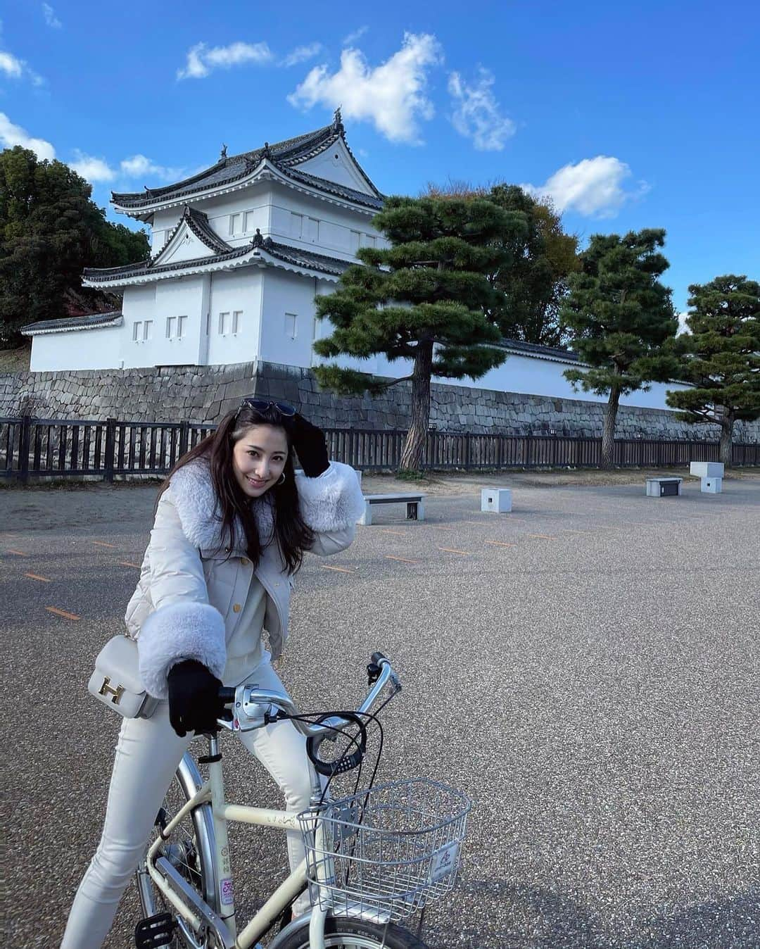 雨宮みずきさんのインスタグラム写真 - (雨宮みずきInstagram)「・ 目指すは嵐山へ🚲 行きは路地裏を通りながら 帰りは川沿いを通りながら 寄り道も入れて往復 約23キロ 景色が変わるから終始楽しかった😆✨ ． フィードには路地裏 （極力漕ぎたくないみたいw） 初めてのリール投稿に 帰りの川沿いの動画載せてみたよ😉 ． 50回くらい京都来てるけど自転車観光は初めて😎❤️ 小回りきくし通りたい道を通って色々な場所へ 行けるからとっても便利なことに気付いた‼️ ． 私が借りたのは京都駅のサイクルターミナル🚲 店舗はたくさんあるみたいなので 近場で調べてみてください🙇‍♀️ 私はギア付き乗ったけど電動自転車の人もいたよ👌 観光スポットに無料の駐輪場もあるし 18時までの返却で1,300円だから安い😆✨ #レンタサイクル ． 度入りサングラス🕶 サイクリングにも役立った😎 @eyevol_official @eyevol_tokyo_store_official ． #京都 #京都観光 #嵐山 #渡月橋 #嵐山竹林 #kyotojapan #kyoto #arashiyama」12月10日 18時54分 - ammymzk0926