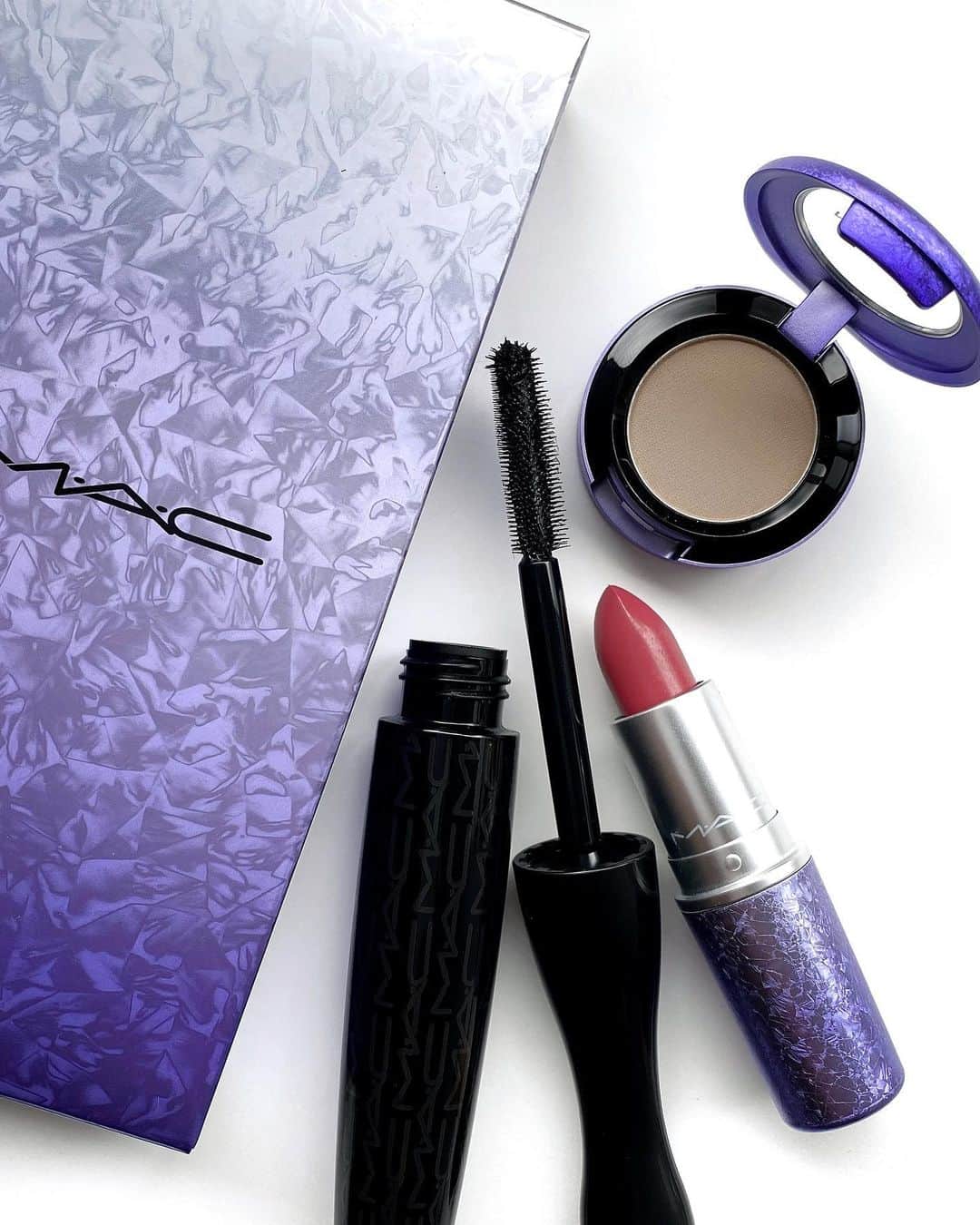 M∙A∙C Cosmetics Japanのインスタグラム：「【LIVEまであと2日！】 12月12日(土)午後3時　#HANKYUBEAUTYONLINE にてライブコマース配信✨ 先行発売の限定キット「シングルズ デイ M･A･C クラシックス キット」をライブでご紹介いたします！ @mac_hankyu.umeda  @hankyubeauty_online  ㅤ ＜HANKYU BEAUTY ONLINE LIVE FES!＞ テーマ：「アイメイクで魅せる！アイ アクセサライズドメイク」 日時：12月12日(土) 午後3時 配信先：HANKYU BEAUTY ONLINE特設サイト ㅤ ＜阪急うめだ本店＆HANKYU BEAUTY ONLINE先行発売*＞ ■シングルズ デイ M･A･C クラシックス キット（税込6,380円） ＜キット内容＞ ・イン エクストリーム ディメンション 3D ブラック ラッシュ ・リップスティック: シー シアー ・スモール アイシャドウ: オメガ *12月12日(土) 10:00：M･A･C阪急うめだ本店先行発売 *12月12日(土) 15:00：HANKYU BEAUTY ONLINE先行発売 ※12月25日(金)：一部店舗限定発売 ㅤ さらに、LIVE視聴者限定で人気製品のサンプルセットのプレゼントや、店頭での限定キットご購入でオリジナルポーチの特典も🎁LIVEをお見逃しなく✨ ㅤ #MACCosmeticsJapan #MACCosmetics #MAC #MACコスメ #マックコスメ#メイク好き#デパコス#コスメマニア#MACリップ#リップ#アイシャドウ#スモールアイシャドウ#マスカラ#大人リップ#冬リップ#限定#限定コスメ」