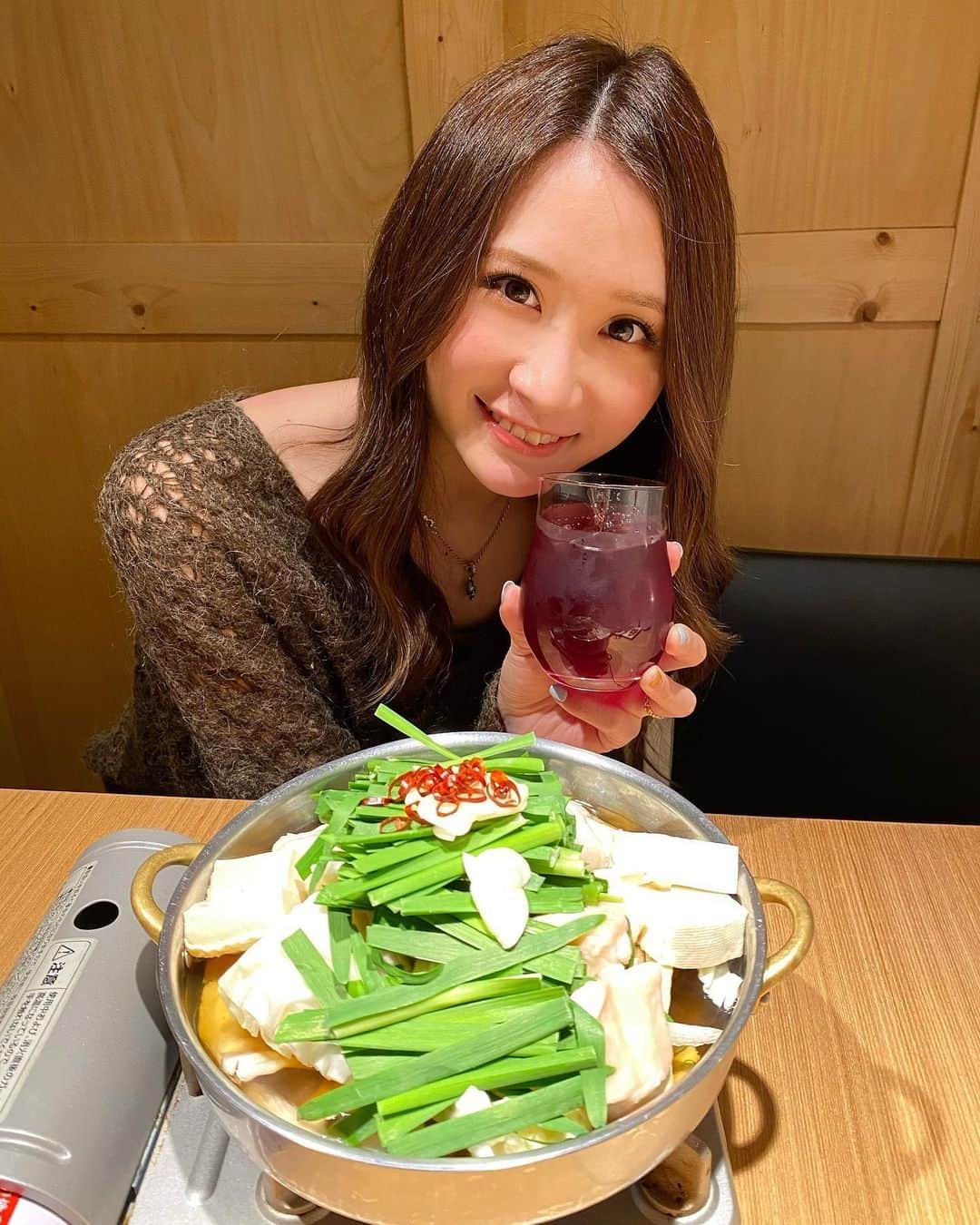 TONEAYUさんのインスタグラム写真 - (TONEAYUInstagram)「トネログ🍽﻿ ﻿ 串焼 博多松介 恵比寿店🕵️‍♀️﻿ ﻿ お外で久しぶりにもつ鍋食べたぁ🤤💕﻿ ﻿ コースだったから、前菜の鯛のお寿司から、チャーシュー、他にも色々食べれて満腹🤣﻿ ﻿ 名物のつくねも﻿ ゴマ鯖も美味しかったぁ🥺✨﻿ ﻿ サバ食べれないわたしが完食👏🏻😳💖﻿ ﻿ 串焼美味しかったから﻿ おつまみ系頼んで飲むのも🙆🏼‍♀️﻿ ﻿ サングリアも赤白美味しかった🥰🍷﻿ ﻿ 最近、食べ過ぎだね？🤣﻿ ﻿ デザートは、名前入りのプレートまで出してくれて嬉しかったぁ💕💕﻿ ﻿ ﻿ #博多松介 #松介 #恵比寿グルメ #ねり﻿ #恵比寿ディナー #恵比寿居酒屋 #焼鳥﻿ #もつ鍋 #恵比寿 #串焼 #dinner」12月10日 19時06分 - toneayu