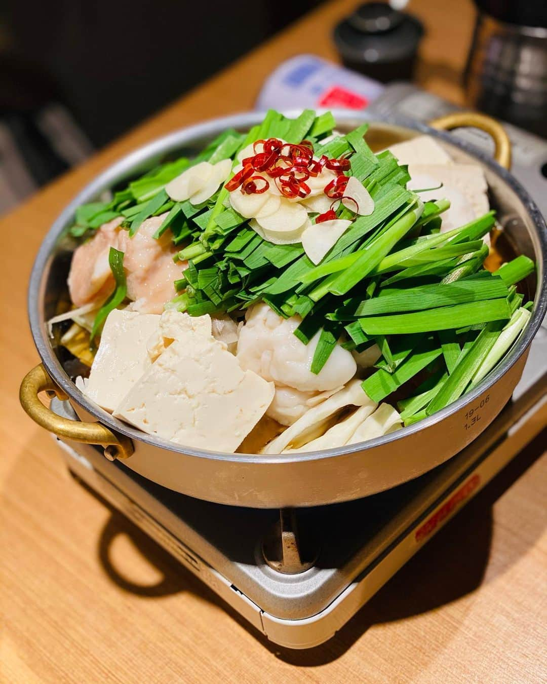 TONEAYUさんのインスタグラム写真 - (TONEAYUInstagram)「トネログ🍽﻿ ﻿ 串焼 博多松介 恵比寿店🕵️‍♀️﻿ ﻿ お外で久しぶりにもつ鍋食べたぁ🤤💕﻿ ﻿ コースだったから、前菜の鯛のお寿司から、チャーシュー、他にも色々食べれて満腹🤣﻿ ﻿ 名物のつくねも﻿ ゴマ鯖も美味しかったぁ🥺✨﻿ ﻿ サバ食べれないわたしが完食👏🏻😳💖﻿ ﻿ 串焼美味しかったから﻿ おつまみ系頼んで飲むのも🙆🏼‍♀️﻿ ﻿ サングリアも赤白美味しかった🥰🍷﻿ ﻿ 最近、食べ過ぎだね？🤣﻿ ﻿ デザートは、名前入りのプレートまで出してくれて嬉しかったぁ💕💕﻿ ﻿ ﻿ #博多松介 #松介 #恵比寿グルメ #ねり﻿ #恵比寿ディナー #恵比寿居酒屋 #焼鳥﻿ #もつ鍋 #恵比寿 #串焼 #dinner」12月10日 19時06分 - toneayu