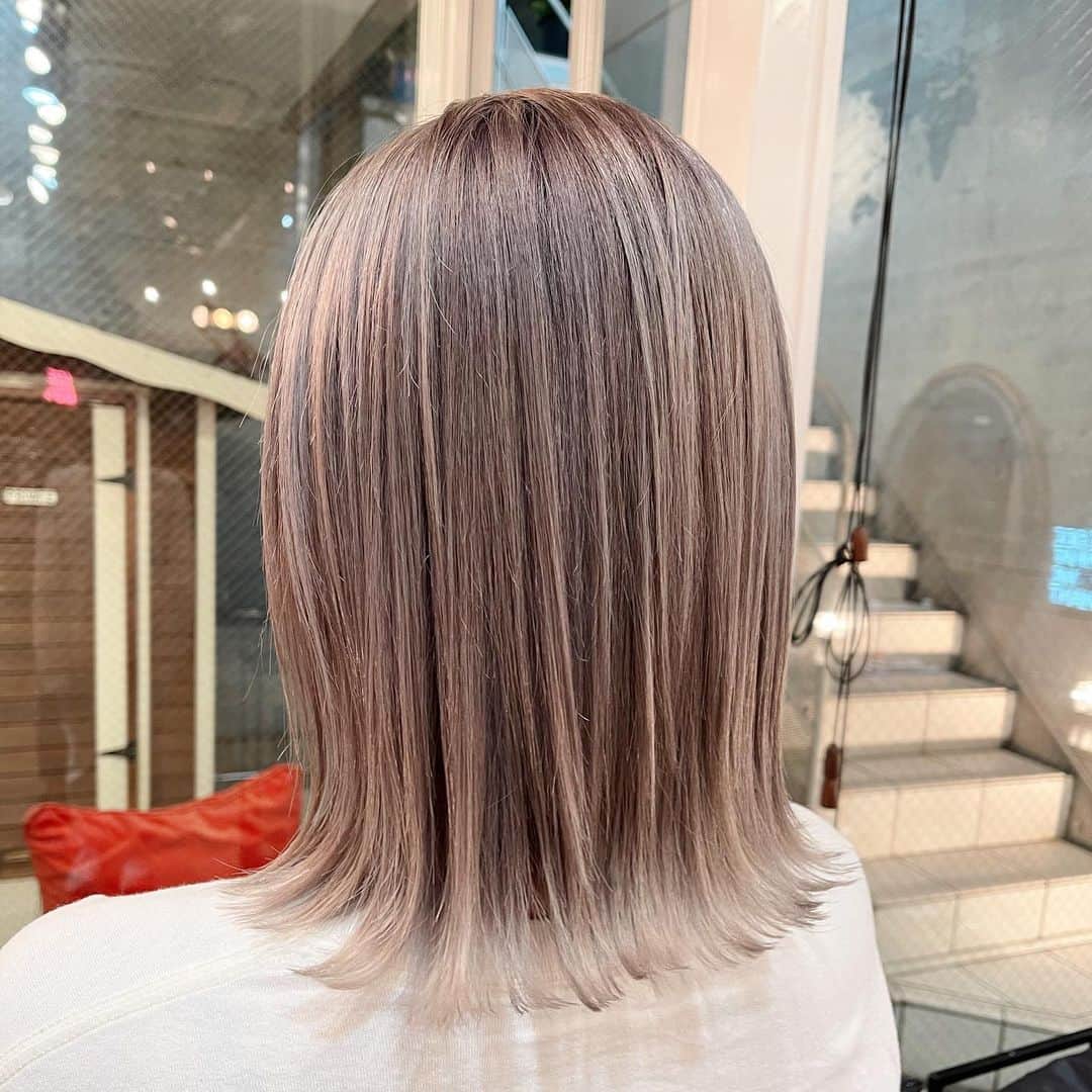 斉藤潤一のインスタグラム：「ミルクティープラチナ！ カットとHPケアブリーチで綺麗にダメージレスでぬく！ キレイなハイトーンに見えるようにでも 毛先は適度な重さが残るようキレイにカットすることがすごく重要です。  #斉藤潤一  冬はモノトーン系の洋服などが多くなるので明るい髪の毛はかわいい  明るいカラーが好きな方は是非 . 〒150-0041 東京都渋谷区神南 ご予約はこちらへ ☞☞ TEL ☏﻿ ﻿03-3462-2093 web  roco@1cs.jp 渋谷 美容室 #rocospearz . 〒150-0041 東京都渋谷区神南1-14-9 第7FMGビルB1F . . ご予約はこちらへ ☞☞ TEL ☏﻿ ﻿03-3462-2093 web  roco@1cs.jp . ★平日  open  11:30-22:30 ★土日祝  open  11:00-21:30  #渋谷#東京#oggiotto#新宿#新宿美容室#ヘアアレンジ #外国人風#バレイヤージュ #hair#渋谷美容室 #インナーカラー#オシャレ #ダブルカラー#外国人風カラー#ショートヘア #ヘアアレンジ #ケアブリーチ  #アッシュ #newcolor # #tokyo #shibuya #hair #ボブ #モデル#バレイヤージュカラー #ファッション　#美容師」
