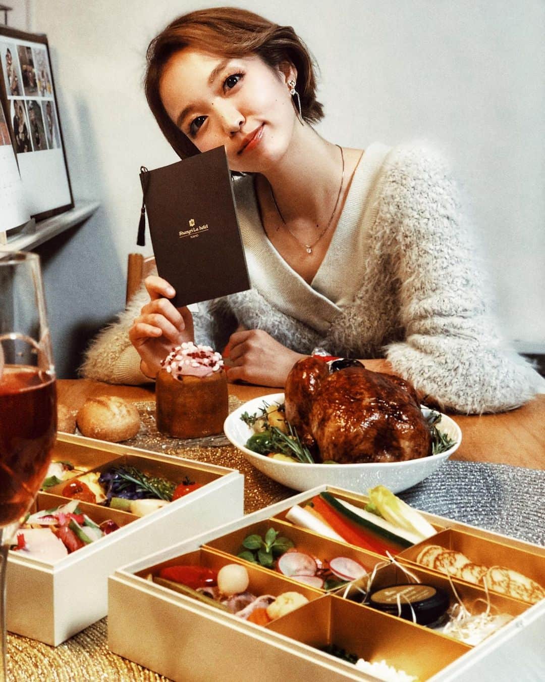のインスタグラム：「Christmas party🎄🎉💖 今年はおうちでクリスマスパーティーという方も多いというか大半なはず❣️ 今回、シャングリラホテル東京さんのディナーコースをおうちで体験させていただきました🎄  今年は、コロナ禍の状況下のクリスマス、ホテルで味わう贅沢なディナーをお家で楽しめるようテイクアウトをはじめたそうです👏💖  赤ちゃんもいるから、おうちでホテルの味が楽しめるってダブルで私にとっては嬉しい🥺❤️  こちらは二人用で4万円コースのもの🙋‍♀️ みよ、この若鶏のロースト🍗  すんごく大きくて3人でも十分なボリューム❤️❤️ ローストチキンがあるといっきに食卓が華やかで、クリスマスらしくなりますよね🥰🥰  appetizerは ✔︎宮崎県産キャビア　そば粉のクレープ ✔︎サワークリーム　コンディメント ✔︎ポークとフォアグラの自家製テリーヌ　 ✔︎マリネサーモン ✔︎ロブスターサラダ など  デザートのルビーチョコレートのパネトーネも美味しい🥰  もうとにかく豪華で、どれも美味しすぎるの‼️‼️  ちなみにローストチキンはオーブンであたためました❤︎ 肉汁がじゅわわわっと出てきて、みんなでハイテンション❣️  これはもうテイクアウトしない手はないです❤︎ ぜひチェックしてみてください😍❤️  #シャングリラホテル東京 #クリスマスディナーコース  #テイクアウト #shangrilahotel  #shangrilahoteltokyo  #クリスマス #クリスマスパーティー  #クリスマスパーティー料理  #ホームパーティー #ホームパーティー料理  #ホテルディナー #新しい生活様式  #stayhome  #pr #ママ #男の子ママ #男の子ママと繋がりたい  #生後10ヶ月  #新米ママ #新米ママと繋がりたい  #0歳児 #東京女子部 #読モ #読者モデル #フォロワー募集中  #カフェ好きな人と繋がりたい　 @tokyo_joshibu」