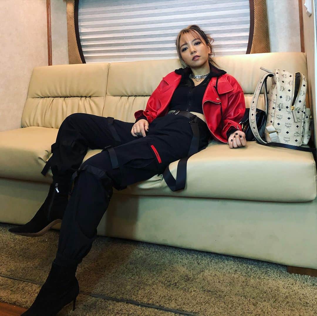 ジンジョー・リーのインスタグラム：「🩸Played Yoni 🤩😈🎸🚨 😆 *mom! I’m in the movie!!!*🥳 it was small part of the movie but It was so much fun! And I wore my CodeRAD! [Love,weddings and other disasters] 😘🤓」
