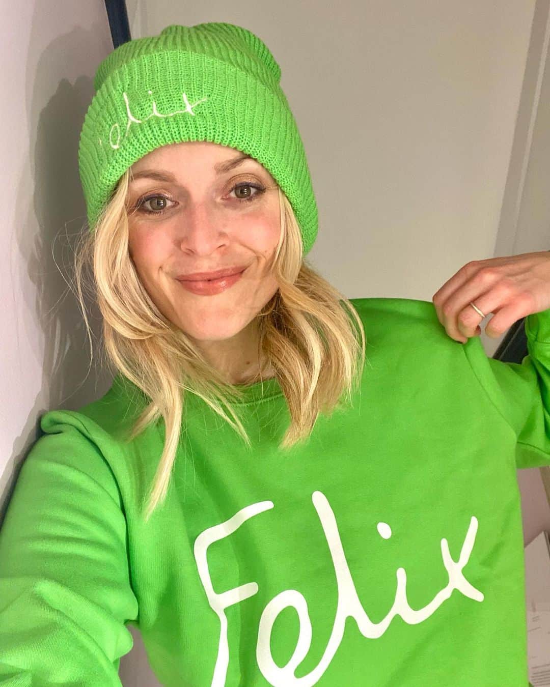 ファーン・コットンのインスタグラム：「More people than ever will go hungry this winter unless we do something to help them, meanwhile tons of good, edible surplus food is being wasted. Every year in the UK, that’s approximately 7 million tonnes, peaking at Christmas. Just during the holiday season, 2 million turkeys, 5 million Christmas puddings, and 74 million mince pies are thrown away, causing almost 270,000 tons of food waste. Together, we can deliver those extra 2.25 million meals needed in London and – at the same time - reduce food waste during one of the most wasteful seasons. Follow @thefelixproject to see how we can all help x」