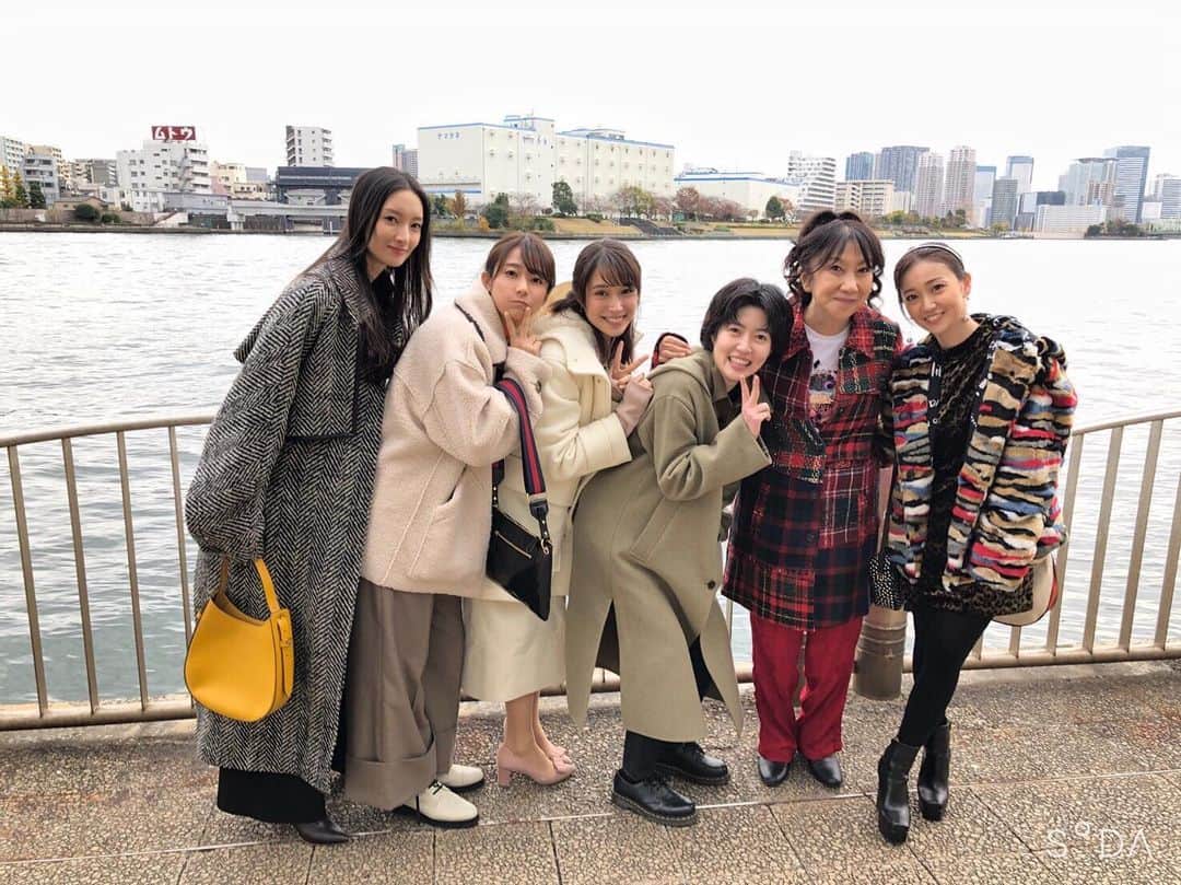 のインスタグラム：「＊﻿ #七人の秘書﻿ 最終回まで…あと2時間✌🏻‼️﻿ ﻿ 思わず笑顔になっちゃう﻿ 素敵な集合写真をお届け☺️﻿ ﻿ #七人の秘書﻿ #最終回﻿ #今夜9時﻿ #拡大スペシャル﻿ #萬さんは﻿ #お店の準備中…かな😚？」