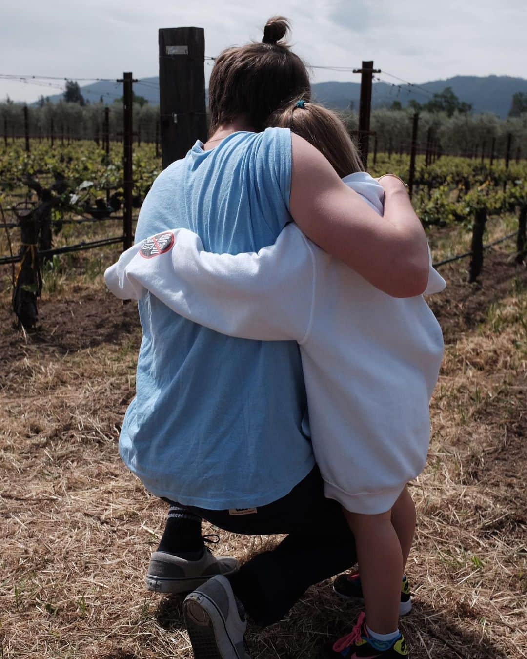 ブルックリン・ベッカムさんのインスタグラム写真 - (ブルックリン・ベッカムInstagram)「Who do you miss hugging ? ❤️ Here’s a couple of my favourite past hugs with two special people in my life. To celebrate the power of human connection, @Zalando is donating to #redcross for every hug memory that we share. So upload an existing image of your favourite hug, tag @Zalando and use #WeWillHugAgain and they will donate €5 to #RedCross  #Ad」12月10日 19時01分 - brooklynpeltzbeckham