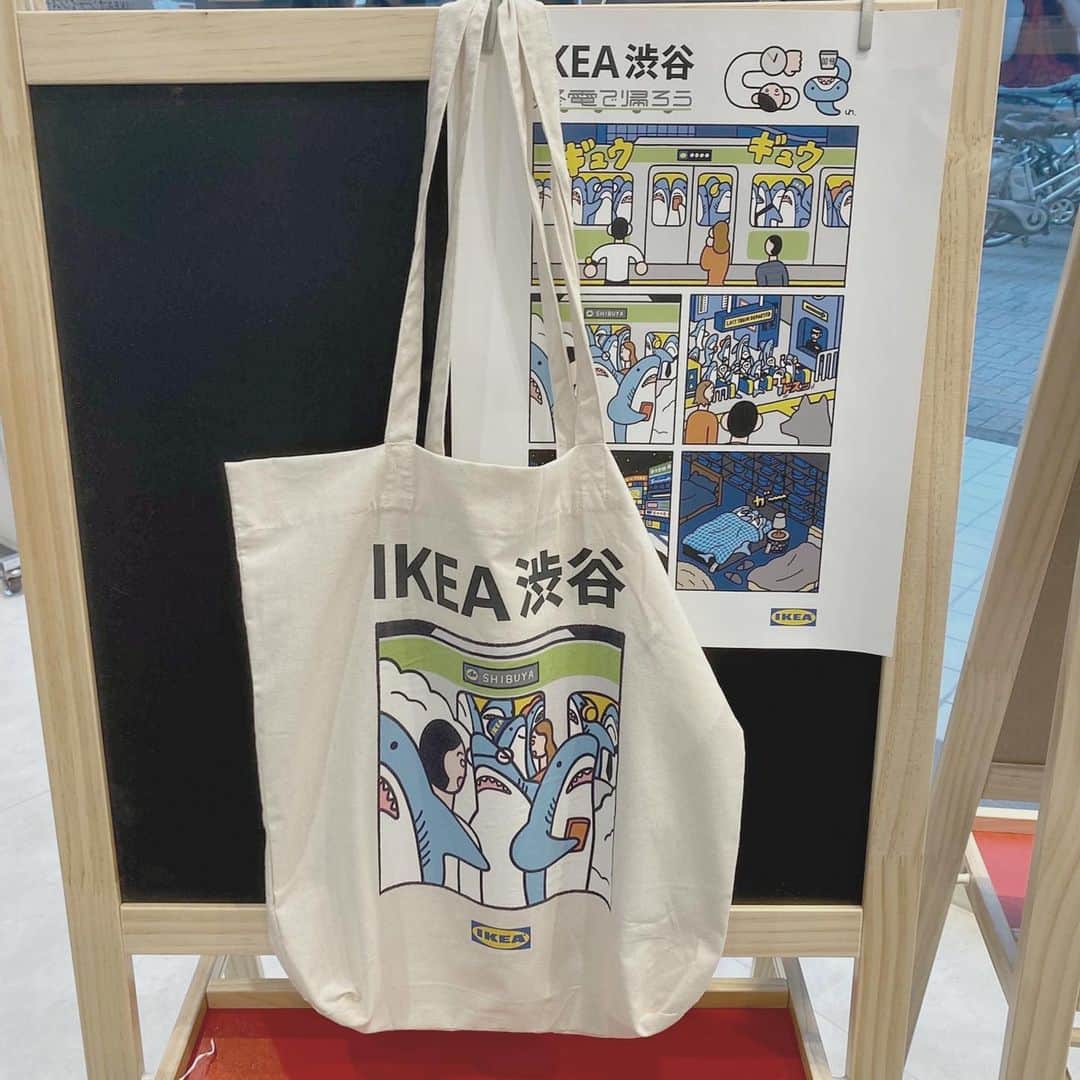 SUCLEさんのインスタグラム写真 - (SUCLEInstagram)「#IKEAロゴ  IKEA公式からでてるロゴグッズがアツい🔥 原宿だけでなく渋谷にもオープンして さらに人気が加速してるIKEA  ブルー＆イエローの印象的なロゴは グッズになってもかわいいんです💛💙  IKEA渋谷限定グッズのロゴ入りバケハや 先行発売のTシャツも 可愛すぎる🧢  ぜひチェックしてみて下さいね！  IKEA渋谷 〒150-0042  東京都渋谷区宇田川町24-1 高木ビルディング 11:00-20:00  帽子  KNORVA/クノルヴァ ¥299(IKEA会員は¥199)  ﻿ @sucle_ では紹介する写真を募集中🤍 タグ付けやハッシュタグをつけてくれた投稿からもピックアップした写真をリポストしています！﻿ #sucle をつける か このアカウントをタグ付けして投稿してね📸﻿ ﻿  #シュクレ#sucle#カバンの中身紹介 #鞄の中身 #鞄の中身紹介 #中身紹介 #持ち物 #持ち物紹介 #持ち物チェック #持ち物整理 #バッグの中身 #バッグの中身紹介 #持ち物記録日記 #持ち物記録 #ikea購入品 #限定アイテム #ikea渋谷 #ロゴグッズ #ロゴアイテム #バケハ #バケットハット #マイボトル #イケア渋谷 #イケア #渋谷区 #渋谷駅 #シュクレちっく #イケア購入品」12月10日 19時01分 - sucle_