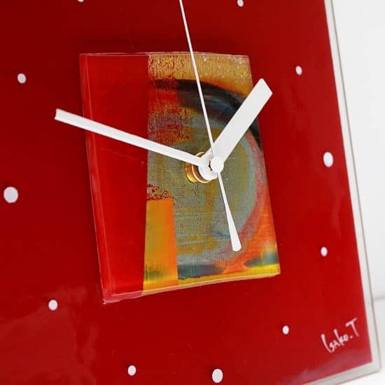 comb de shioさんのインスタグラム写真 - (comb de shioInstagram)「クリスマスプレゼントに🎄 毎日のおうち時間が特別になる、1点ものアートガラスの時計はいかがでしょうか？  新築祝いや、ご結婚のお祝いにも人気の1点ものアート時計✨  あなたも、時計から、アートのある生活、はじめませんか？  #オンラインショップで販売中   glass art clock by Isako TODA﻿ ﻿ #アートのある暮らし ﻿ #combdeshio﻿ #コムデシオガラス ﻿ #コムデシオ ﻿ #ガラス作家杜多一菜子﻿ #三重県  #三重県津市  #インテリア好きな人と繋がりたい﻿ #インテリアデザイン﻿ #おしゃれインテリア #インテリアアート #壁掛けインテリア #おしゃれな部屋  #抽象画アート #寝室インテリア  #壁掛け時計 #ガラス時計 #新築祝いのプレゼント #結婚祝いのプレゼント  #おうち時間を楽しむアイテム ﻿#インテリア時計  #artist  #interiorart #interiorartwork #artclock #glassclock #japanesecraft #clock」12月10日 19時03分 - comb_de_shio