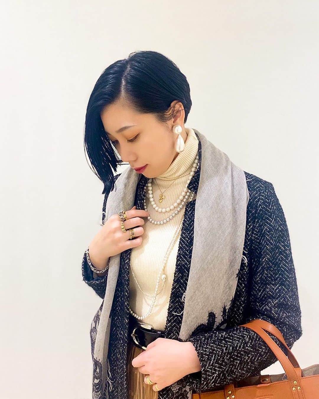 のインスタグラム：「【FEATURE STORY】  WINTER Styling -私たちはこう合わせました-   自然と気持ちがうきうきするホリデーシーズンの到来！ @goldie_h.p.france @theatre_hp_france goldie のスタッフが、この時期ならではの着こなしをご提案します。  ※特集ページはプロフィール欄のURLよりご覧頂けます。  #goldiehpfrance #theatrehpfrance #scarf #bag #snap #ootdfashion #coordinate #お出かけコーデ #小物 #冬コーデ #fashionjewelry #winterfashion #fashion #hpfrance #アッシュペーフランス #クリエイションが人を豊かにする」