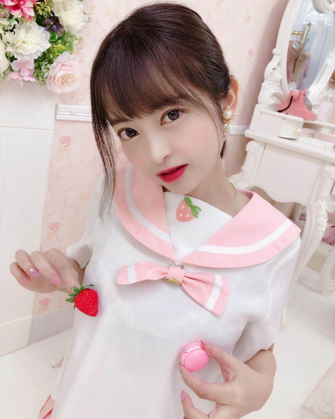 のインスタグラム：「ちくびーむだよ🎀  #🍓　#苺　#マカロン　#制服　#flowerbear #ポニーテール　#pink #japanesegirl #japanesemodel #instagram #instagood」