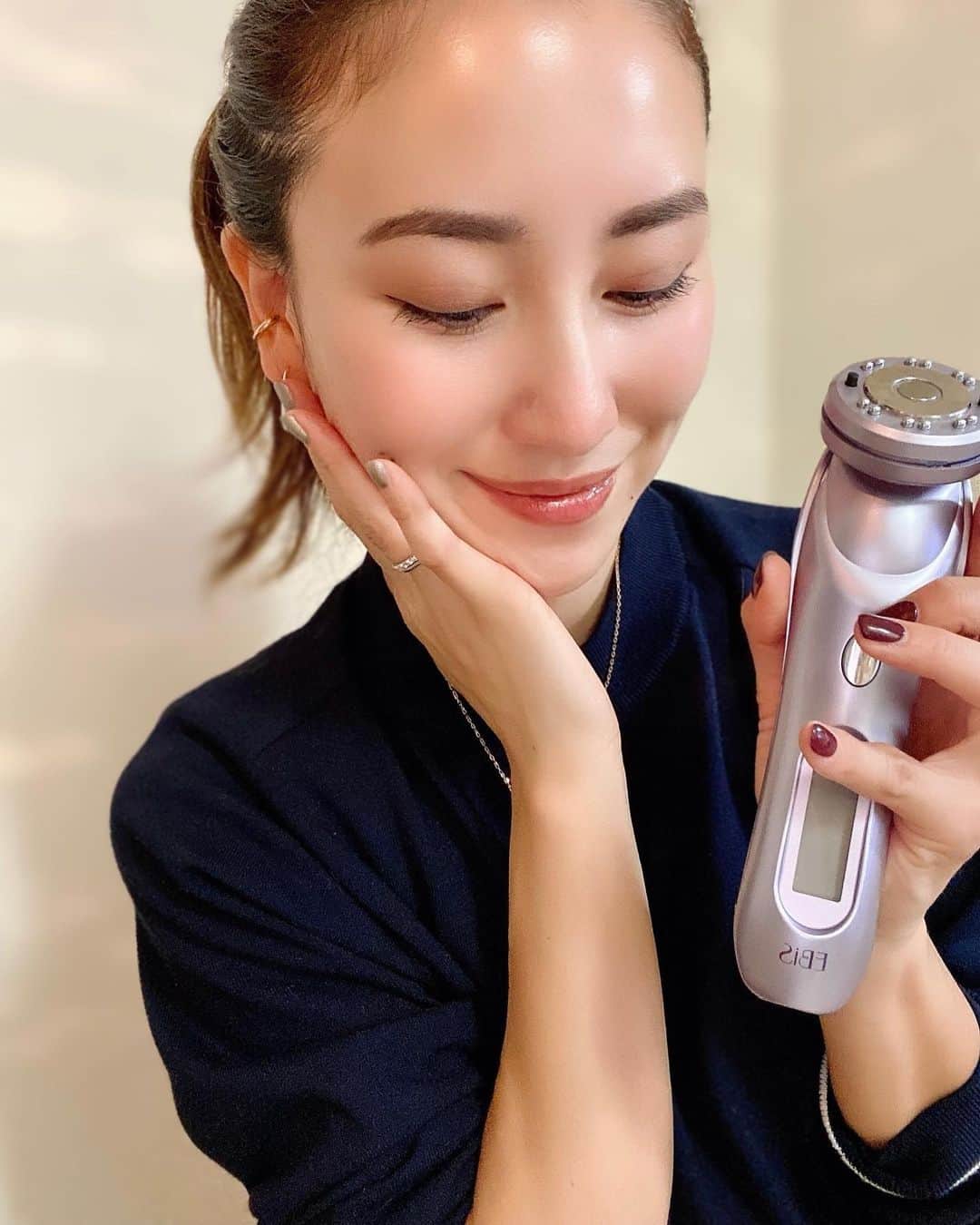 のインスタグラム：「お家エステ💆‍♀️  毎日10分ケアでok✨ 何回かストーリーに登場してたかも！ . この美顔器300万回の超音波で イオン導入を同時に行えて、  美容液を手で塗るより200倍も 浸透性が高いらしく、 好きな美容液を導入できます♥️ やるとお肌がもちもち 柔らかくなって毎回嬉しくなる☺️ それに毛穴ケアとリフトアップもできるから、 毎晩の楽しみなんです🥺❤️ もちろん今日もする🙋🏻‍♀️笑  ツインエレナイザープレミアムって商品で 今なら最大¥23,800もお得に購入できちゃいます！✨ 美容液もセットでついてました！😊  #お家エステ#お家美容#美容時間#子育てママ  #美顔器#毛穴ケア#リフトアップ#美肌ケア  #ツインエレナイザープレミアム#PR」