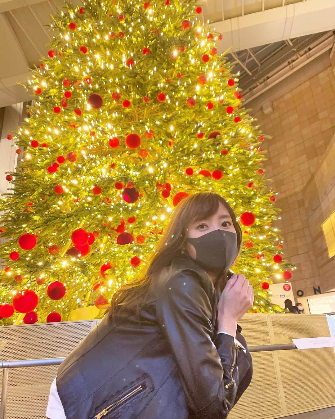 小林真由のインスタグラム：「ICLについていくつかご質問頂いたので😌🙏﻿ 　﻿ ﻿ 興味のある層はかなり限られると思いますが🤣、私は山王病院で受けました。(ICLの名医で有名な清水先生、本当に素敵な先生で、心からお願いして良かったです。)﻿ ﻿ 昔からレーシックも悩んでいたけど調べるうちにICLに行き着いて周りの人達の意見も聞いてからいざ受けてみると本当に快適！﻿ 小さい頃から寝起きと共に眼鏡を探すところから始まり、うたた寝ではコンタクトがパサパサになり、眼鏡でお鍋をする日にはくもって見えなくなり..な、あるあるな生活だったので裸眼ってこんなに生きやすいんだと実感中です。﻿ 私の角膜の薄さだとレーシックはできないと言われたので、ICLに感謝！！😭😭😭　﻿ 　﻿ ﻿ ただこの子育て真っ最中で手術前後に割と時間を取られるので周りの協力がなかったら厳しかったなぁ。﻿ 診察、検査、手術前のpcr、手術、翌日の検査、数日後、1週間後、1ヶ月後、3ヶ月後の検査と毎回時間もかかるし、必ずこの日この時間に！という感じで家族に預けないといけず🙇‍♂️ちょっと大変だった気がします。﻿ でも手術前も術後も細かく検査して、大事な目だからどこまでも手厚いことが有難い。﻿ ﻿ 手術自体はすぐに終わるし、手術の怖さで踏み出せないのなら踏み出した方が良い！と私は思うほど人生が変わりました🥺(希望で笑気麻酔もできるそうで同じ日にしている人もいました✨)﻿ ﻿ ﻿ 化粧は3日後くらい、カラコンは2週間後くらいから？okだったと思います。1.2週間は血液が上から落ちてきてるようで特に術後は人に会うと少しホラーになり大事な予定は避けたくなるので注意。(私はほぼ家から出なかったので大丈夫でした👓)﻿ ﻿ 何より手術の日、一人時間が久しぶりだったので病室でかなり寛げた日。笑﻿ ﻿ ﻿ 寝かしつけのまま寝ちゃう時も子供と一緒に昼寝する時もいちいちコンタクトを気にしなくて良い生活が夢みたい、、﻿ 私は裸眼0.1もなかったので特にかな🥺﻿ ﻿ ﻿ 私もICLの情報をすごく求めていて、DMでもいくつか頂いたので今の気持ちをまとめてみました！﻿ こんなに熱く長く書いたの久しぶり。 時間とお金と勇気がいるけれど悩まれている方おすすめすぎます🙇‍♂️﻿ 素晴らしい時代と先生方と家族に感謝✨﻿ ﻿ ﻿ ﻿ #ICL #ファッション #コーデ #ママコーデ #女の子ママ #男の子ママ #ママライフ #コーディネート #2歳 #生後4ヶ月 #ベビー #二人育児 #クリスマスツリー #クリスマス」