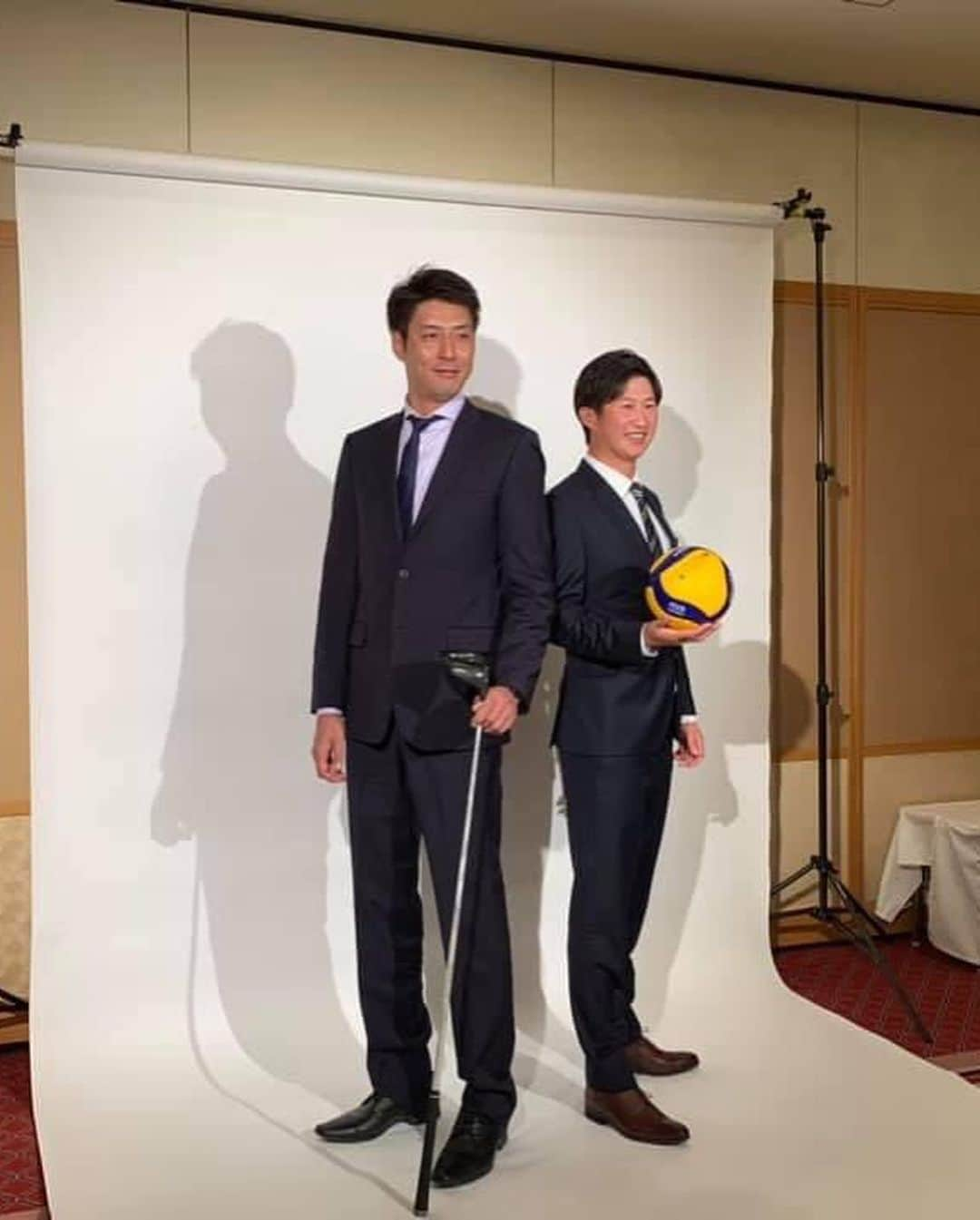 星野陸也さんのインスタグラム写真 - (星野陸也Instagram)「元バレーボール選手、山本隆弘さんと対談させて頂きました！ オリンピックの事など、たくさんのお話をお聞きしました😊 身長の高さとゴルフ熱にびっくり笑 年明けの掲載ですので是非お楽しみに❗️ 因みに僕の身長186センチです🤣 #ゴルフ #バレーボール #山本隆弘さん #ゴルフダイジェスト」12月10日 19時10分 - hoshinorikuya