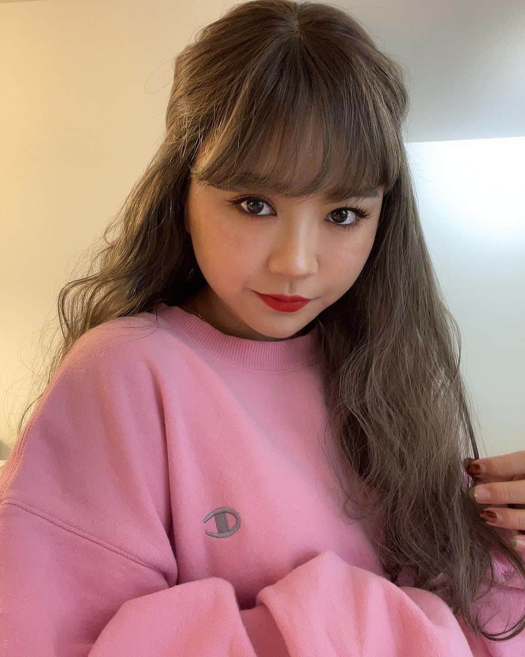 Shioneさんのインスタグラム写真 - (ShioneInstagram)「この前ストーリーズにのせてからたくさんDMいただいていたウィッグの詳細❤️ ㅤㅤㅤㅤㅤㅤㅤㅤㅤㅤㅤㅤㅤ @lineastoria #heartbeatなみなみウェイブ シースルーバング シアヘーゼルプリンです！💕 ㅤㅤㅤㅤㅤㅤㅤㅤㅤㅤㅤㅤㅤ ウェーブだからアレンジしやすい！ ㅤㅤㅤㅤㅤㅤㅤㅤㅤㅤㅤㅤㅤ そして同じくらい質問いただいていたトレーナーは去年　@harajukuchicago_official で購入した古着です💕 古着とオーバーサイズがすき🙆‍♀️🔥 ㅤㅤㅤㅤㅤㅤㅤㅤㅤㅤㅤㅤㅤ  #instagram #japan  #メイク  #YouTube  #cosmetics #love #me #makeup  #fashion #メイク動画  #メイク #コスメ #shii_hair🌹 🌹#Libecka #libeckabyshii #youtuber #youtube #アッシュカラー #ヘアアレンジ #hairStyle #ウィッグ #ヘアアレンジ #heartbeatなみなみウェイブ #eyeshadowpalette #海外コスメ #天然石 #フルウィッグ #フルメイク #リネアストリア #古着 #トレーナー #シカゴ」12月10日 19時10分 - shione__1101