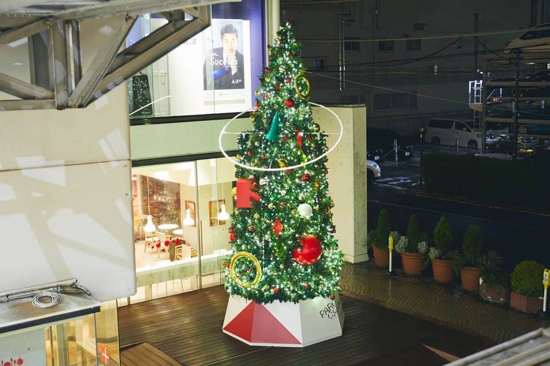 PARCOさんのインスタグラム写真 - (PARCOInstagram)「街もすっかりクリスマスムード 全国のPARCOでも続々とクリスマスツリーが設置され、 「For Someone, Somewhere.」をテーマに今年のクリスマスを彩ります。  お近くのPARCOに足を運んで、 クリスマス気分を高めてみては….  クリスマス2020　特設WEBサイト https://parco.jp/christmas/  #PARCO #パルコ #新所沢PARCO #新所沢パルコ #Christmas #クリスマス #Christmastree #クリスマスツリー #MerryChristmas #メリークリスマス #ForSomeoneSomewhere #田部井美奈」12月10日 19時11分 - parco_official