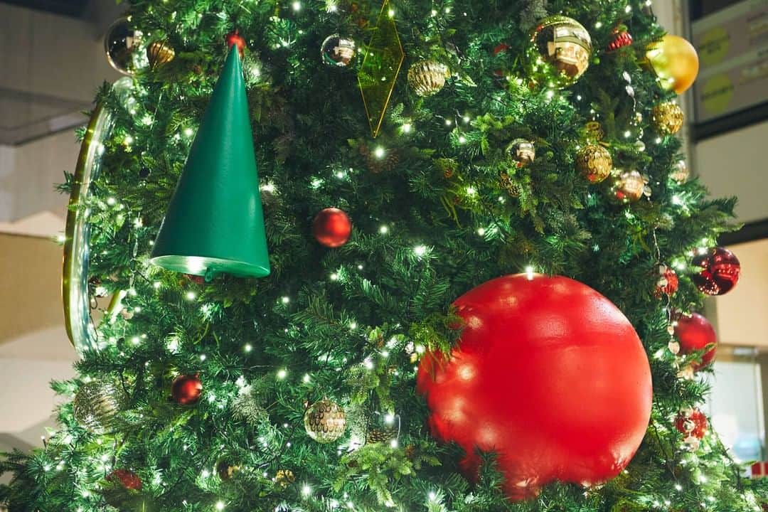 PARCOさんのインスタグラム写真 - (PARCOInstagram)「街もすっかりクリスマスムード 全国のPARCOでも続々とクリスマスツリーが設置され、 「For Someone, Somewhere.」をテーマに今年のクリスマスを彩ります。  お近くのPARCOに足を運んで、 クリスマス気分を高めてみては….  クリスマス2020　特設WEBサイト https://parco.jp/christmas/  #PARCO #パルコ #新所沢PARCO #新所沢パルコ #Christmas #クリスマス #Christmastree #クリスマスツリー #MerryChristmas #メリークリスマス #ForSomeoneSomewhere #田部井美奈」12月10日 19時11分 - parco_official