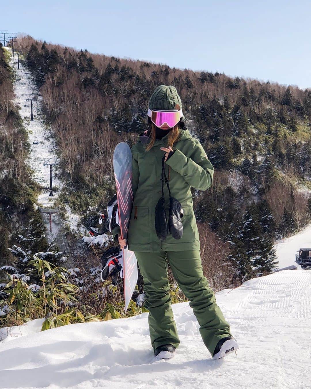 hoshinofumikaのインスタグラム：「💚 @roxyjapan  はじめてカーキ色のセットアップ✔︎ 森で同化する🦌🐢🐰🐇🐒🦜🌲 ジャケットはAラインでポケットがとても機能的。 パンツはストレッチで快適💚 今年はセットアップに 目が止まったんだ✔︎💘 ROXYウェアのみんな、タグ付け🏷して みんなのROXYコーデ見せてー😍😍 覗きいく〜📲✔︎💕 . . . . #roxysnow #roxy #roxyjapan #ロキシー　#雪山　#スノーボード　#スノボ女子　#ウェアコーデ　#ootd #snowgirl #winter #スノボ　#竜王スキーパーク」