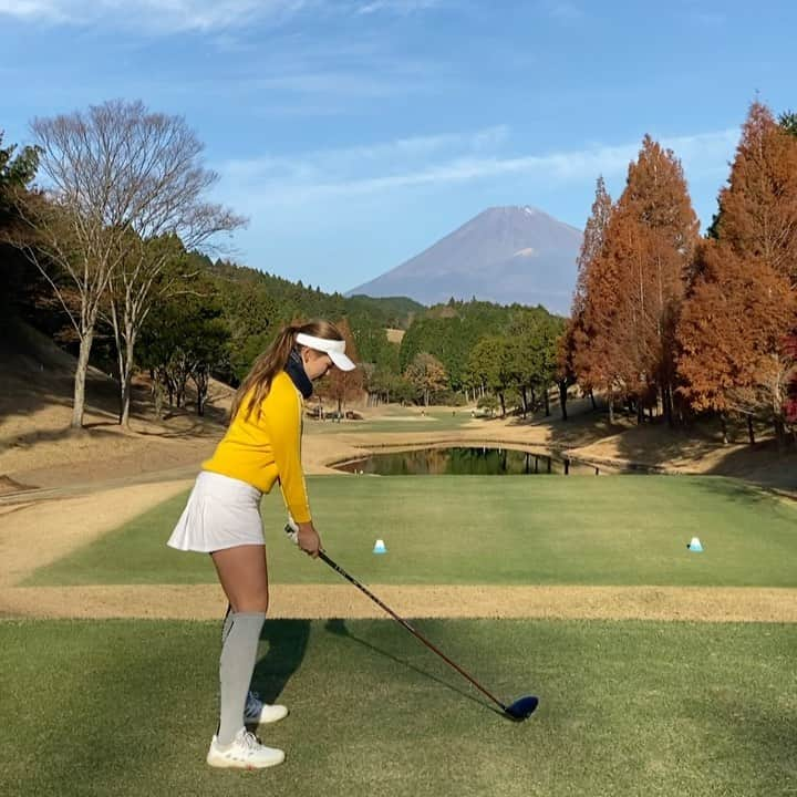 八巻セイラのインスタグラム：「Practice round for the TWGT tournament tomorrow! Such a great course just below Mt.Fuji🗻   Course is pretty tight and the greens are nice and quick. Hoping for a solid round 💪🏻 Wish me luck   2nd pic is me and The beautiful Mt.Fuji featuring Sayos hand   今日は明日のTWGTの試合のレンランをしました！  コースは狭くてグリーンは早い しかも多分めっちゃ飛ぶ😂  コースメモがなくて前ホール自家製のを作らないといけなくて忙しい1日だった😅  明日が楽しみー⛳️ 応援してくれるみんなのためにも頑張ります🙋🏼‍♀️  2枚目は @s.34y の手に邪魔される富士山とのツーショット  #ゴルファー #golf #golfer #golflife #골브스윙 #ゴルフ #ゴルフ男子 #ゴルフ日記 #골프스윙동영상 女子 #スイング動画  #ゴルフスイング #スイング #ゴルフ場 #golf #golfing #golfer #ゴルフウェア #ゴルフコーデ #골프 #골프여자 #instagolf #ゴルフ好きな人繋がりたい #golf #アイアン #ごるふ #スコア日記 #女子ツアーコース #eyevol #eyevolsunglasses #twgt #twgttour #practiceround #練習ラウンド」