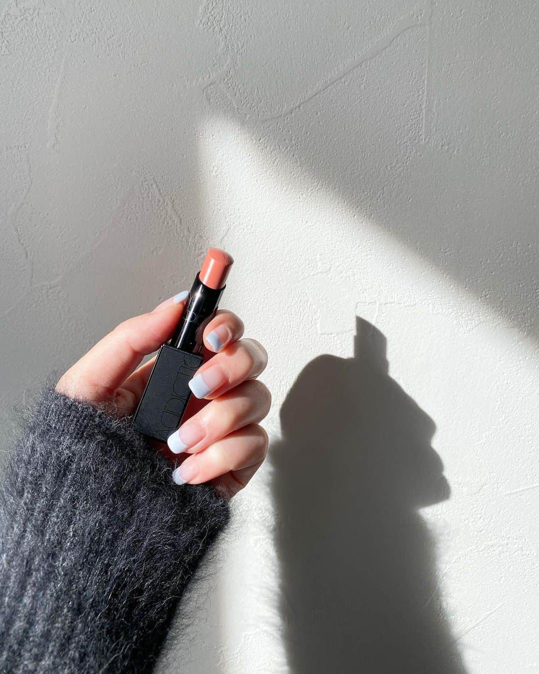 akiii031のインスタグラム：「艶リップ💄 @addictionbeauty_official   久しぶりにドンピシャな色。 唇に触れると体温に反応してとろけるなめらかな塗り心地と聞いて即決♡  毎日マスクだけど新しいリップは気分が上がる。  #addiction #lip  #アディクションリップ  #ザリップスティックエクストレムシャイン #001」