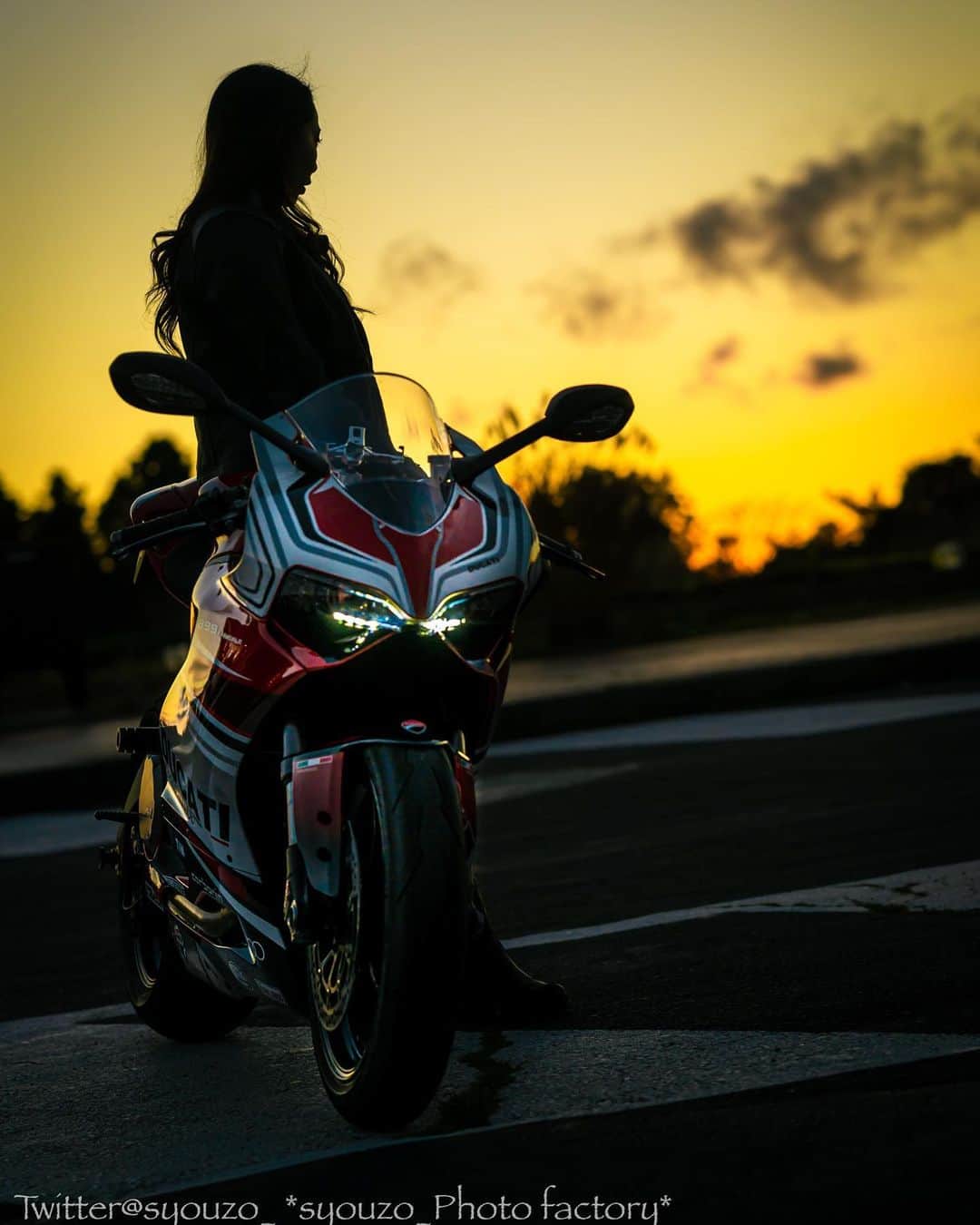 CAMIRAさんのインスタグラム写真 - (CAMIRAInstagram)「夕日も好きだけど少し沈んでオレンジ色になる空って最高に綺麗だよね🤤 パニちゃんのイケメンさが引き立つ☺️笑 #バイク女子#バイク写真部#パニガーレ#バイクのある風景#バイクが好きだ#Ducati##bikegirl#motorcycle#panigale#superbikes」12月10日 19時23分 - camila.528