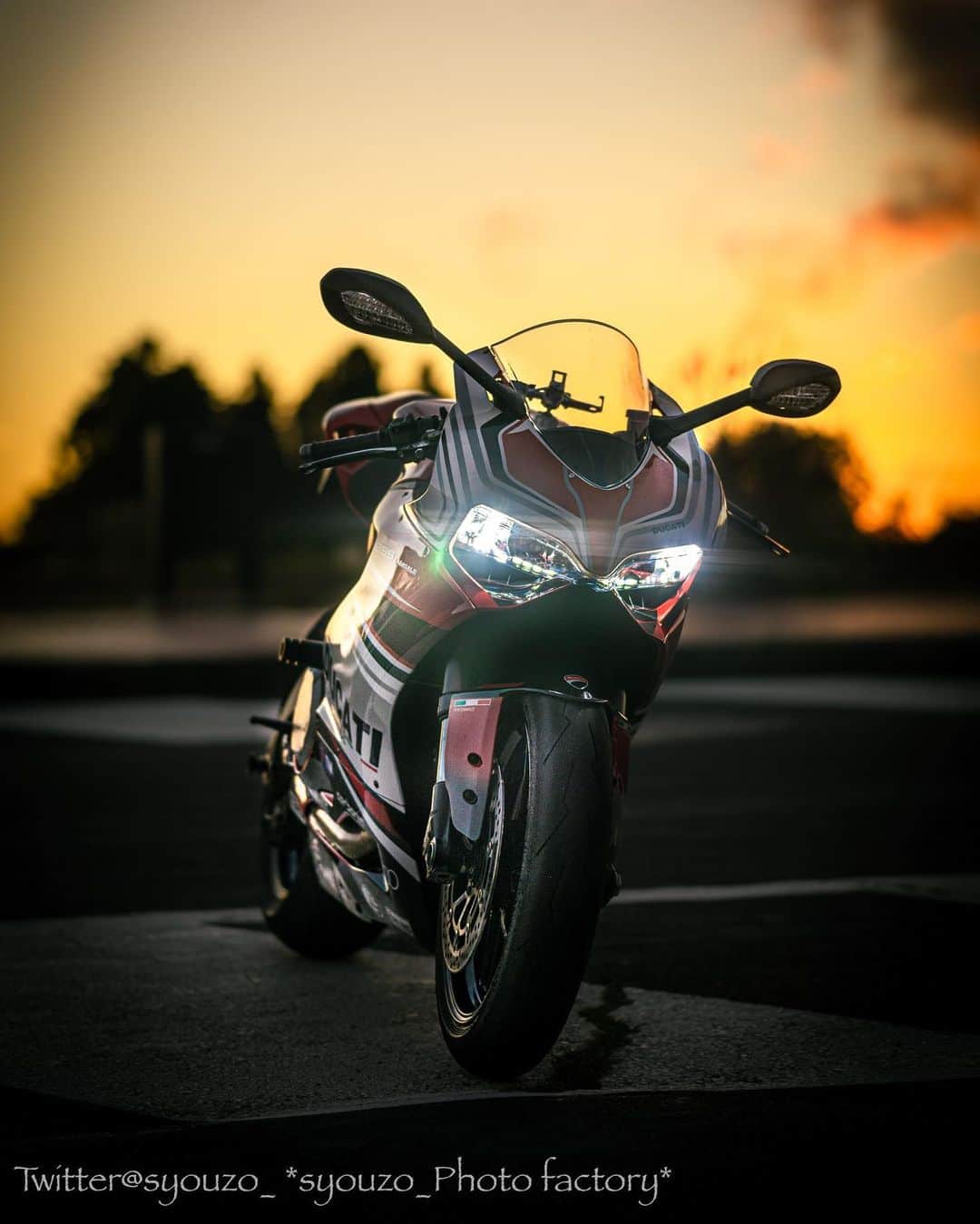 CAMIRAさんのインスタグラム写真 - (CAMIRAInstagram)「夕日も好きだけど少し沈んでオレンジ色になる空って最高に綺麗だよね🤤 パニちゃんのイケメンさが引き立つ☺️笑 #バイク女子#バイク写真部#パニガーレ#バイクのある風景#バイクが好きだ#Ducati##bikegirl#motorcycle#panigale#superbikes」12月10日 19時23分 - camila.528