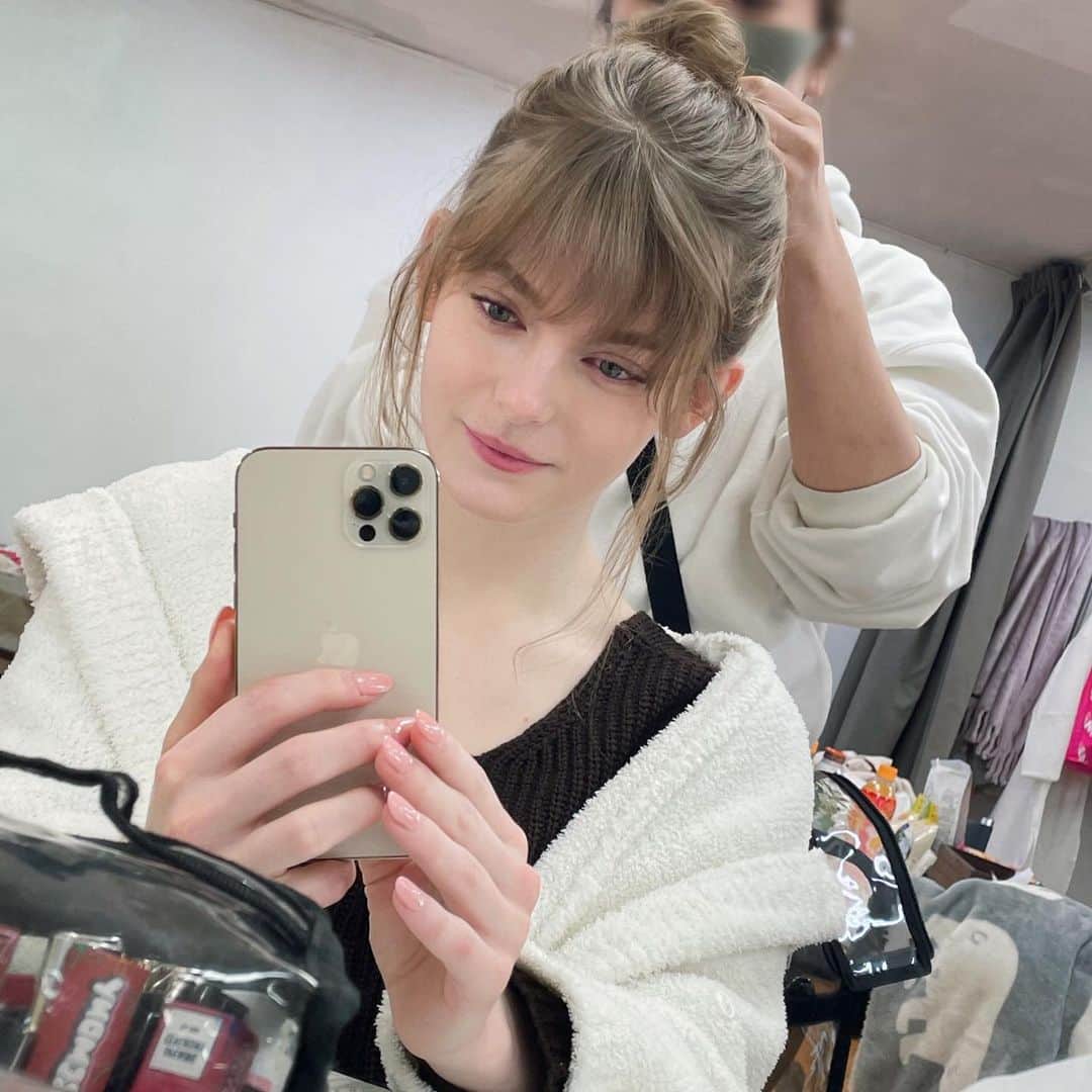 Ella Freyaのインスタグラム：「Today I learnt a bun is called a “dango” in Japanese  今日はこの髪型が「だんご」というのを知りました」