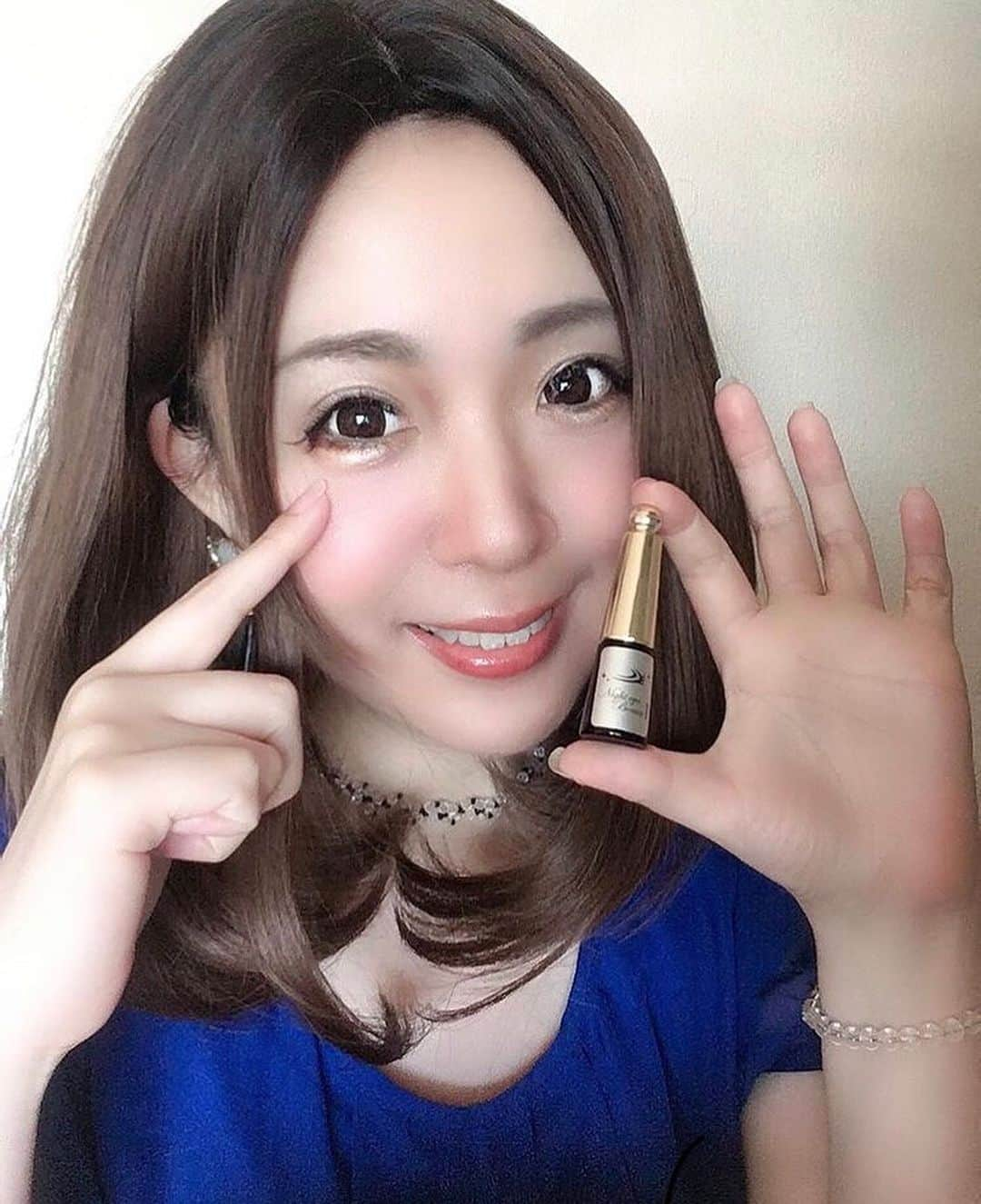 ナイトアイボーテ公式さんのインスタグラム写真 - (ナイトアイボーテ公式Instagram)「Repost from @rinmama.cosmeconcierge   『パッチリ目を寝てる間に❣️』 . . . 40歳を過ぎてから、まぶたがぼやけた印象に💦 多分徐々に眼瞼下垂気味になってるのかなぁと思います😭 . なんとかしたくて最近始めたのが、 『ナイトアイボーテ』  有名人の方も愛用してるので、知ってる方も多いかも✨ . . . ナイトアイボーテは夜眠る前に使うもの❣️使い方もとても簡単なんです❣️ . 夜は二重のゴールデンタイムみたいです💖 . . . アイテープやファイバーを使ってると、不自然に突っ張ってたり、糸が見えたり💦 . 私自身元々一重なのを長年かけて今の状態にしましたが、年々目が小さく見えるのが気になってきてます💦 . . . 画像２が使用前と使用後。 かなり変わりますよね！？ . 朝起きたときもパッチリした二重が作れてるのが感動🥺 . 接着力はとても強いのに全くカサつきがなく、荒れないし嬉しい😂💖美容成分が入ってて、その成分が私に合ってたのかも❣️ . . . 整形するのは勇気が出ない、お金もかかる…💦だけどパッチリ二重に近づきたい❣️ 最近まぶたにハリがなくなってきた…💦 などなど、目元に悩みがある方はトライしてみて欲しいです✨ . . . 詳細は公式アカウントからチェックしてみてくださいね❣️ . . @nighteyebeaute . . #ナイトアイボーテ #二重 #ふたえ #一重から二重 #夜用 #二重コスメ #美魔女」12月10日 19時16分 - nighteyebeaute