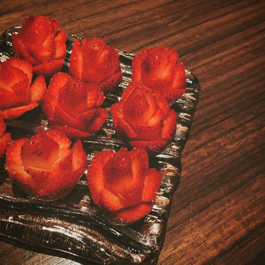bar SARAVAHのインスタグラム：「strawberry rose bouquet ♡  #SARAVAH #サラバ #BARSARAVAH #大阪 #梅田 #北新地 #新地 #堂島 #芦屋 #バー #大阪BAR #梅田BAR #北新地BAR #大阪グルメ #北新地グルメ #梅田グルメ #大阪観光 #おおさか #ハイボール #カクテル #ウイスキー #フルーツカクテル #シャンパン #champagne #wine #cocktails #bar #whisky」