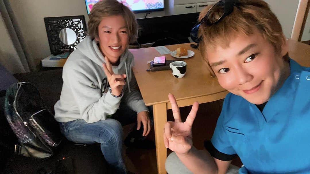 のインスタグラム：「東京秘密基地おさむ社長から お食事会で紹介して頂いためちゃくちゃイケメン君がウチのサロンにてトリートメントを受けててくださいました☺️ 稀に見る素敵なチャクラを兼ね備えた方で！逆にこちらが元気を頂く位素晴らしいトリートメントが出来ました💖  #チャクラ#波動整体#楽しんごサロンぼくんち」