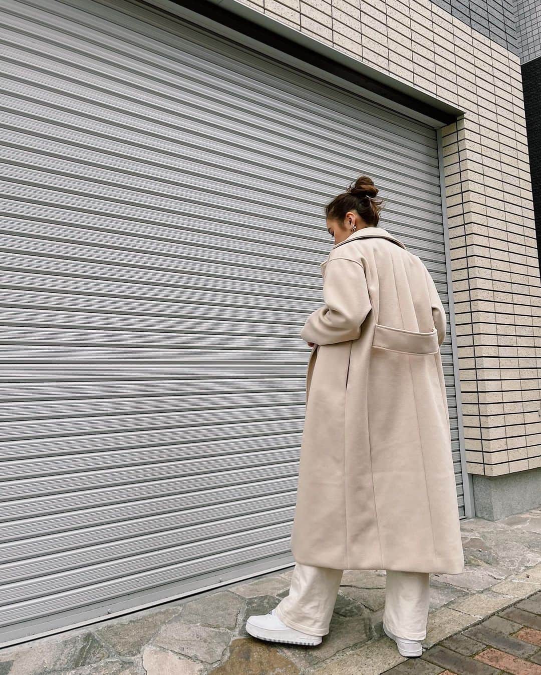 佐々木彩乃のインスタグラム：「White coordinate🤍 @evris_official のロングコート、シルエットが綺麗なのにお手頃価格でおすすめです😽スニーカー合わせでもちょうど良い丈感❤️」