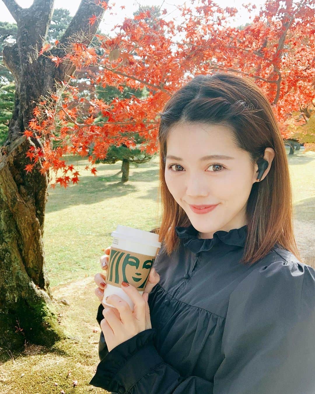 上坂由莉のインスタグラム：「﻿ 朝ヨガ終わってお天気良かったから﻿ スタバ片手にお散歩したよ〜👟☀️﻿ NiziU聞いてテンションもあがるっ🎧🤩﻿ Sudioのワイヤレスイヤホンはヨガ練の時も使うくらい﻿ ポーズとってても落ちないし運動にも向いてるよ🏃‍♀️💨﻿ ﻿ ﻿ クーポンコード：yuriyoga727﻿ 2021年2月24日まで全商品15%OFF🎫﻿ 12月中はオーディオ機器の購入で﻿ ギフトラッピングキットが付いてくるから﻿ クリスマスプレゼントにもいいねっ🎄🎁﻿ ﻿ ﻿ Thank you @sudio﻿ ﻿ #sudio #sudiojp #sudiomoments #music #earthfocus」